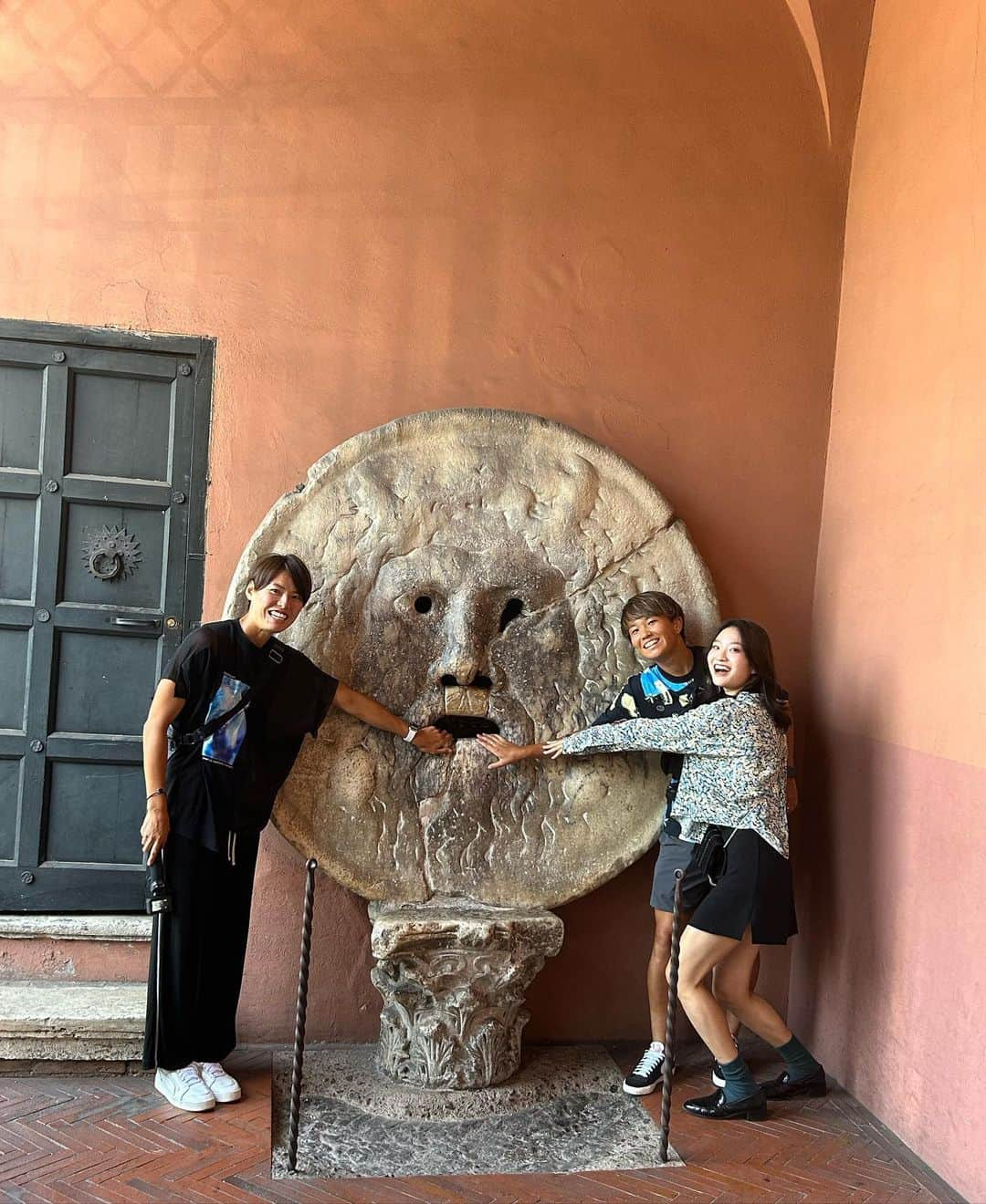 熊谷紗希さんのインスタグラム写真 - (熊谷紗希Instagram)「Tours of Rome🇮🇹❤️ with tour guide @moeka_1207 😂 コロッセオ、真実の口、トレヴィの泉、スペイン広場と、Romaを堪能しました🤩✌🏻 1日は施設無料Dayだったみたいで、どこの施設も大行列により中には入れませんでしたが😂、ローマの雰囲気は充分味わえました😆❤️ ガイド、そして下調べたくさんありがとう❤️🙏🏻 Grazie @moeka_1207 & @chansaki__gramm 💋 最高に楽しかったです😍❤️ #感謝」10月2日 5時40分 - kumagai1017