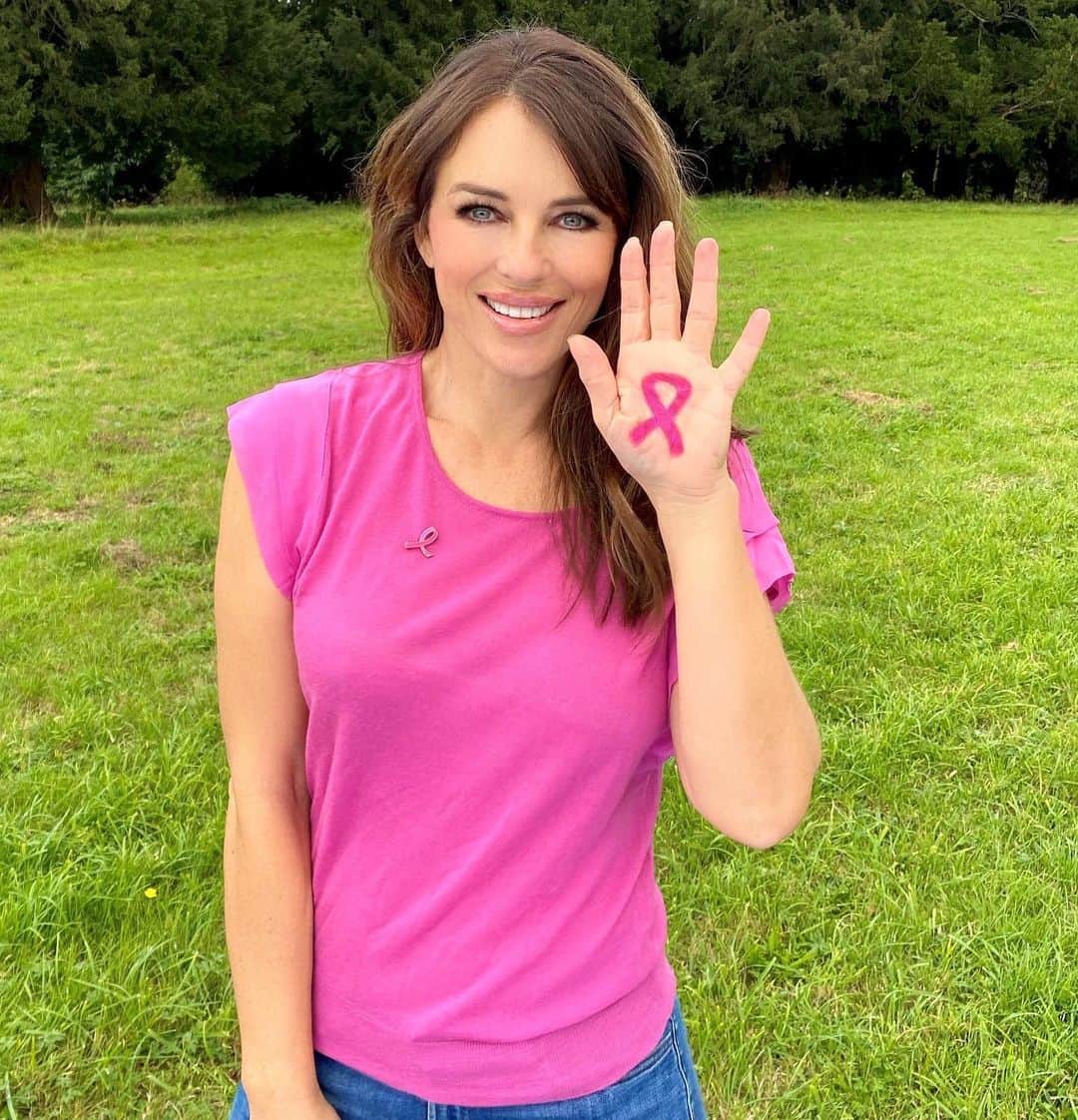 エリザベス・ハーレイのインスタグラム：「I have proudly been the Global Ambassador for @esteelaudercompanies Breast Cancer Campaign for nearly 30 years and each year it is incredible to see how people everywhere unite to help create a breast cancer-free world for all.   Join me in posting how you support the breast cancer community. For every in-feed Instagram post this October with #TimeToEndBreastCancer, @esteelaudercompanies will donate $25, up to $75,000, to @bcrfcure, an organization dedicated to advancing the world’s most promising research to eradicate breast cancer.   #TimeToEndBreastCancer #ELCambassador   Photo Credit: Rob Rich」