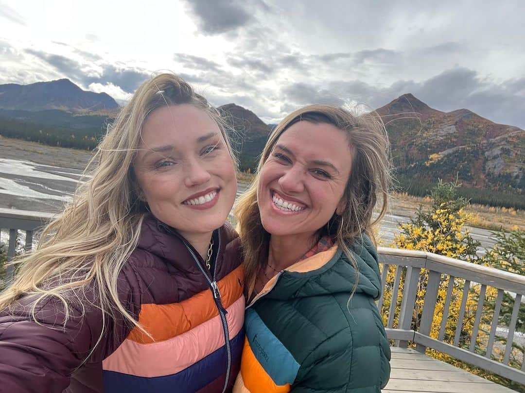 クレア・グラントのインスタグラム：「Happy birthday to my adventure buddy, my take no hostages, suffer no fools little sister, @fit.hippie.jordan. Only your smile, which is brighter than an exploding star is bigger than your heart. I’m just lucky I get to be caught up in your orbit for the rest of our lives. 🖤」