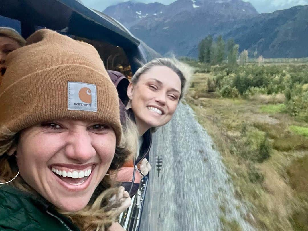 クレア・グラントさんのインスタグラム写真 - (クレア・グラントInstagram)「Happy birthday to my adventure buddy, my take no hostages, suffer no fools little sister, @fit.hippie.jordan. Only your smile, which is brighter than an exploding star is bigger than your heart. I’m just lucky I get to be caught up in your orbit for the rest of our lives. 🖤」10月2日 5時50分 - claregrant