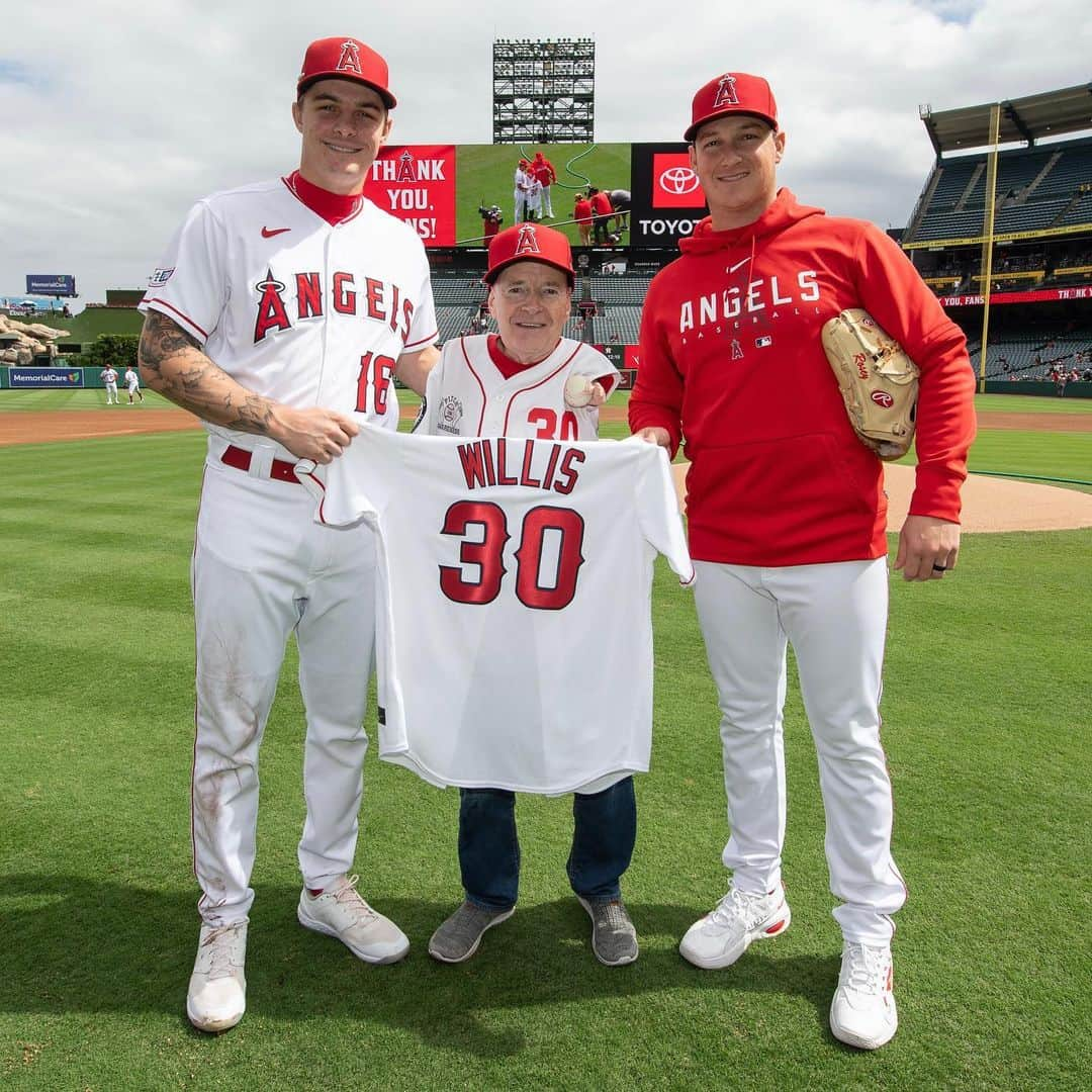 ロサンゼルス・エンゼルス・オブ・アナハイムのインスタグラム：「congratulations to Tom Willis for reaching his goal of tossing an honorary first pitch at all 30 MLB stadiums! ⚾️  Tom participated in our honorary first pitch ceremony prior to today’s game, marking the 30th stop on his Pitch for Awareness National Tour!」