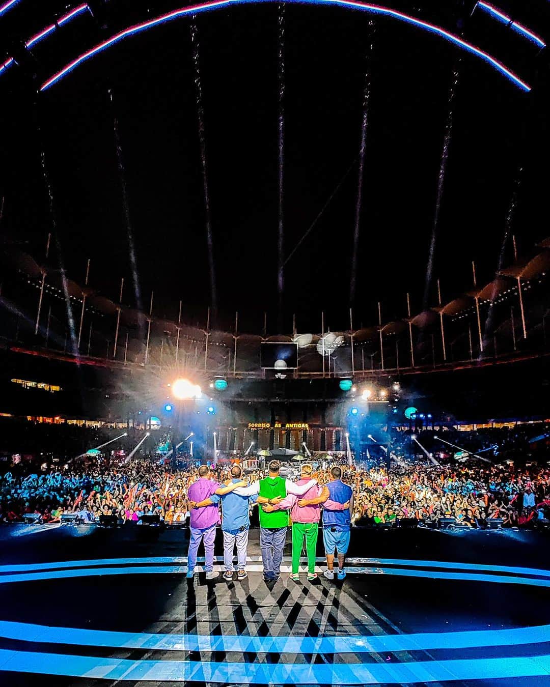 Sorriso Marotoのインスタグラム：「Que edição inesquecível, SALVADOR!!! 🔥  Vocês superaram todas as nossas  expectativas, a Bahia tem seu axé, não tem jeito. 🙌🏼  Reunimos 35 mil pessoas na Arena Fonte Nova, vocês tem noção disso?!  A chuva veio pra nos abençoar, nem ela foi capaz de tirar o nosso calor mais bonito.  Ver vocês cantando todas as antigas com a gente e curtindo as experiências do evento foi nosso combustível, ou melhor, tem sido nosso combustível por todos esses 25 anos.  Obrigado por tanto carinho! ♥️  Mais um sonho realizado, mais um momento especial da nossa turnê @sorrisoasantigas que vai ficar eternizado. 🙏🏽   Seguiremos contando histórias e transbordando amor através das nossas músicas por mais 25 anos, pode ser? 😜  Próxima parada do @sorrisoasantigas é Niterói. Bora? 😎」