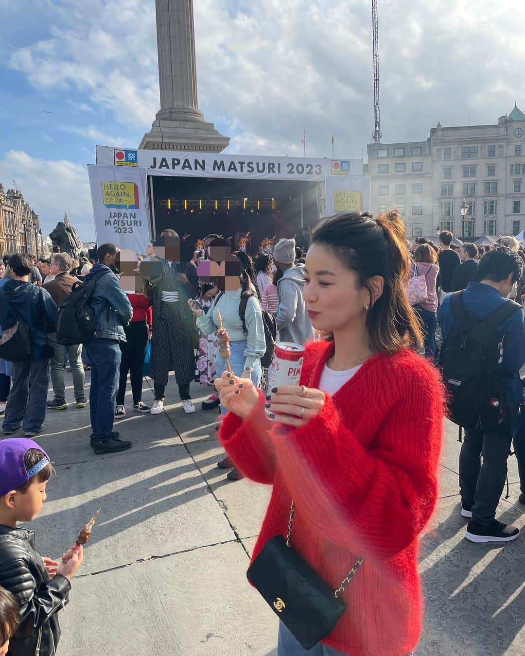 秋元玲奈のインスタグラム：「Japanese festival in Trafalgar Square🇯🇵🇯🇵🇯🇵  とにかく明るい安村さんのステージを見られてみんな大喜び。特に長男😂  気が付いたら日の丸配色に🎌  #london #londonlife #trafalgarsquare  #Japanmatsuri #tonikaku #comedian」