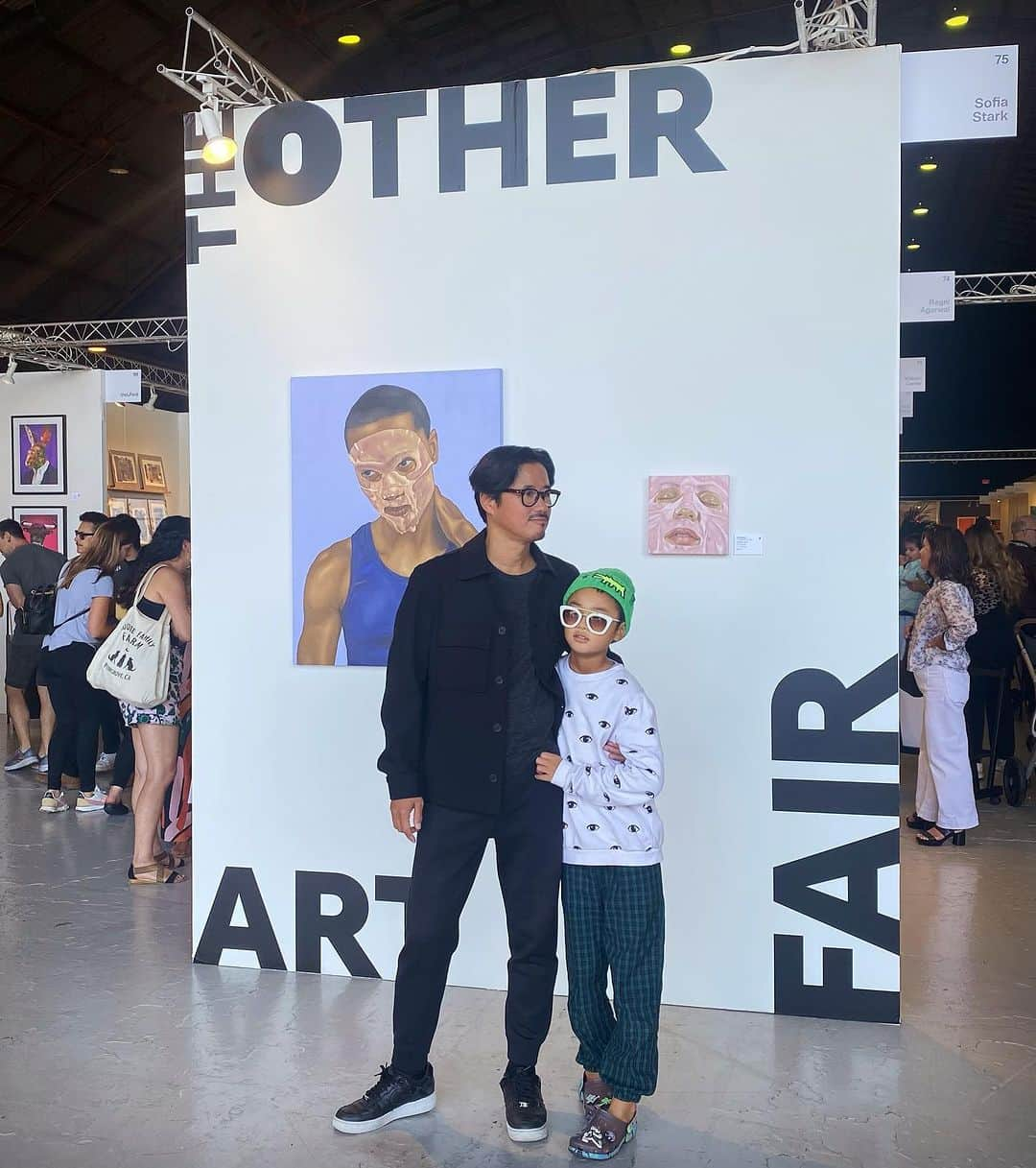 鈴木一真さんのインスタグラム写真 - (鈴木一真Instagram)「The Other Art Fair @ Santa Monica Air Port /The Barker Hangar  100人以上のアーティストが作品を展示して販売するお祭り @TheOtherArtFair 作家さんと直接お話し出来るのは貴重だし皆さん超個性的✨  セガレが @cat.charles.art さんの目玉がトッピングされたピザの絵にときめいて珍しくおねだり、、そんなテイストが好きな君が大好きだよ👀🍕  #TheOtherArtFair  #ときめき」10月2日 6時10分 - _kazumasuzuki_