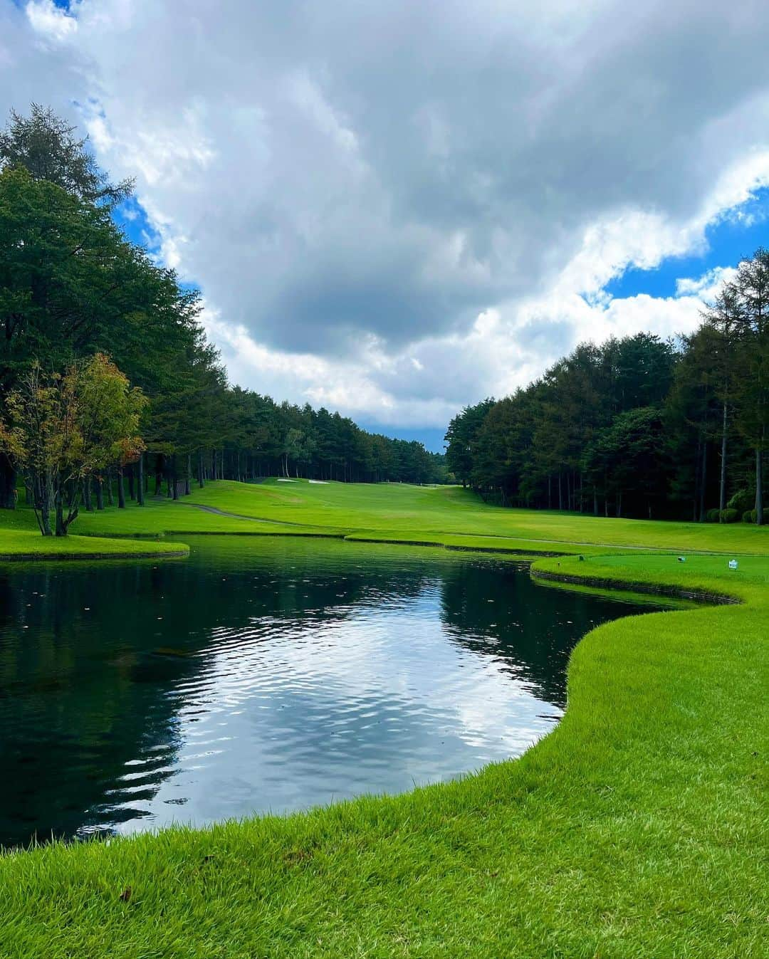 永岡怜子さんのインスタグラム写真 - (永岡怜子Instagram)「久々のゴルフ🏌️‍♀️  フジサンケイクラシックの舞台でもある 山梨県の富士桜カントリー倶楽部様✨  エンジョイ勢の私が 行っていい場所じゃないと恐縮しつつも それはそれとして何事も全力で楽しむ30代一般鍼灸師、 まずは朝ビールで心の栄養補給から🍻  パッケージもかわいい富士桜高原麦酒、 4種類の中からピルスを選択。 美味しかったのでお昼もこちらのビールにしました✨  .  さて、クラブはレンタルかつ3本か4本しか使えない エンジョイ勢へっぽこゴルファー永岡、 ガチ勢の皆様にしれっと混ざりつつ キャディさんにたくさんアドバイスいただき 1人だけ甘々ルールで周らせていただきました。 魔法がたくさん発動しました☺️笑  素人目にもかなり難しいコース。 あらぬ方向へ飛んでいき 深いラフに消えてゆくボールの事は頭の片隅に追いやり 澄んだ空気に包まれながら 秋の高いお空や自然を堪能しておりました。  ハートに見えるバンカーや 落ちたボールがカラフルで綺麗な池、 モンスターハンターに出てきそうな荒野などなど コースを周るだけでも楽しい✨  第6ホールでは運が良ければ 池に映る逆さ富士も堪能できるとの事でしたが 今回は雲に覆われてしまいお預けでした🗻  .  お昼ごはんはおつまみとビールに2色のマグロ丼🐟 運動した後のビールは格別ですね…！ 普段あまり運動をしないので貴重な体験です。  時期や場所的に暑さも落ち着いており、 マイペースに進めつつ楽しく周らせていただき幸せな日でした✨  .  ゴルフの時は毎回、足三里というスネにあるツボに （松尾芭蕉さんが旅の道中 この足三里にお灸を据えていたエピソードが有名） パイオネックスという貼る鍼を貼っておくのですが、 これをしておくと普段ひきこもりの私でも 1日中疲れ知らずで走り回れます👌🏻  #美容鍼はいいぞ #鍼灸はいいぞ   運動は苦手ですがゴルフは好きなので 自分を実験材料にしつつ ゴルフが好きな方向けの鍼灸治療もお勉強中です😎✨  .  #酒乱のグルメ #たのしい隠居生活 #富士桜高原麦酒 #富士桜カントリー倶楽部 #朝ビール #ビール女子 #ビール部 #beerlovers #beerstagram」10月2日 6時15分 - nagaoka_reiko