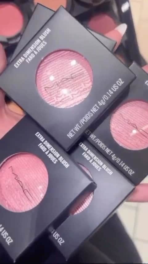 M·A·C Cosmetics BRのインスタグラム：「Um carregamento de blushes, por favor! ✨ Com texturas que refletem a luz e deixam um acabamento glow na pele, não tem como o blush Extra Dimension, na cor Into The Pink não ser um item essencial nas makes de primavera! 🌸✨   Produtos usados no vídeo:  🌸Blush Extra Dimension na cor Into The Pink   #REGRAM: @maccosmeticscanada  #ParaTodoMundoVer: No vídeo mostram vários blushes pink, dentro das caixinhas.」