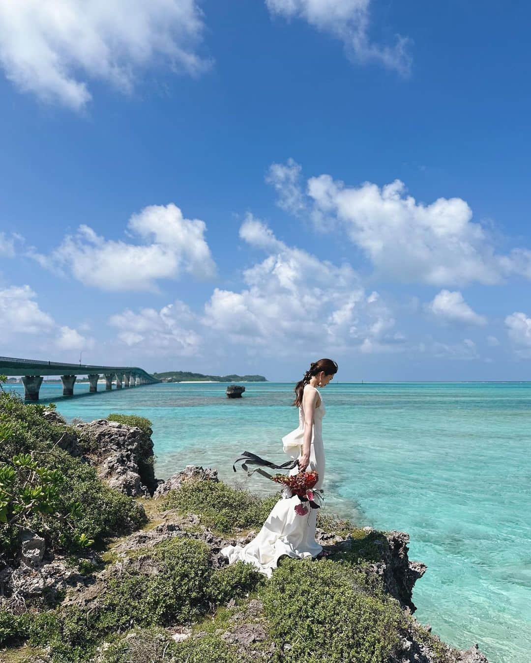 竹本実加さんのインスタグラム写真 - (竹本実加Instagram)「𝑴𝒊𝒚𝒂𝒌𝒐 𝒊𝒔𝒍𝒂𝒏𝒅🌺 ⁡ レザーの紐でまとめた編み下ろし キュッとまとめて、 風が強くても崩れにくく✨🌬️ ⁡ ⁡ 3年ぶりの宮古島とsakiさんに 心癒されました🥹 とっても青が綺麗。。🐬✨ ⁡ ⁡ まだまだ夏を感じれて嬉しかった撮影。 ⁡ ⁡ 天気にも恵まれて本当に良かった！ ⁡ 𓂃𓈒𓂂𓏸 ⁡ 𝑺𝒑𝒆𝒄𝒊𝒂𝒍 𝒕𝒉𝒂𝒏𝒌𝒔！ ⁡ 📸 @fu_usan ⁡ ⁡ #宮古島前撮り #出張ロケーションフォト #出張ヘアメイク ⁡ ⁡ ⁡ ⁡ ┈┈┈┈┈┈┈┈┈┈┈ 𝕊𝕔𝕙𝕖𝕕𝕦𝕝𝕖 🗓 ┈┈┈┈┈┈┈┈┈┈┈ ⁡ 週末空き状況 ※9.26更新 ⁡ ⚫︎予約は一年前の1日より受付けております。 ⚫︎土日祝のロケーションフォト希望は 3ヶ月前より予約可能です📸 ⁡ ⁡ 【2023】 ⁡ 11月…26(日)のみ ⁡ 【2024】 ⁡ 1月…14(日), 21(日) 2月…4(日), 11(日), 25(日) 3月…20(祝水), 24(日) 4月…6(土), 7(日), 21(日), 28(日), 29(祝月) 5月…3(祝金), 4(土), 12(日), 19(日), 26(日) 6月…9(日), 29(土), 30(日) ⁡ ⁡ ⁡ ┈┈┈┈┈┈┈┈┈┈┈ ℂ𝕠𝕟𝕥𝕒𝕔𝕥 💫 ┈┈┈┈┈┈┈┈┈┈┈ ⁡ ▶︎京都和装ロケーションフォト @mydresser.kyoto にて👘⛩ ⁡ ▶︎お問い合わせは @mydresser.bridal の プロフィールリンクより💁🏻‍♀️ ⁡ #挙式ヘアメイク #お色直しヘアメイク #ブライダルヘアメイク #持ち込み美容 #持ち込みヘアメイク #海外ロケーションフォト #丸の内前撮り #東京駅前撮り #京都前撮り #前撮りヘアメイク #和装ロケーションフォト #和装ヘアメイク #艶肌メイク #2023婚 #2024婚」10月2日 6時25分 - mika.mydresser