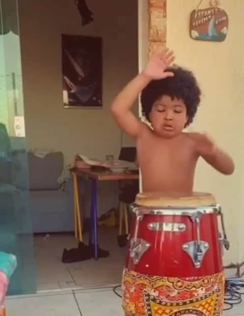 カロライナディークマンのインスタグラム：「quero essa criança  na minha casa agoraaaaaaa  ahahahaha  meu Deus q coisa mais bonita; é pra isso q eu pago a internet… pra ver  e espalhar lindezas!!!!  @tom.ze_ 💕」