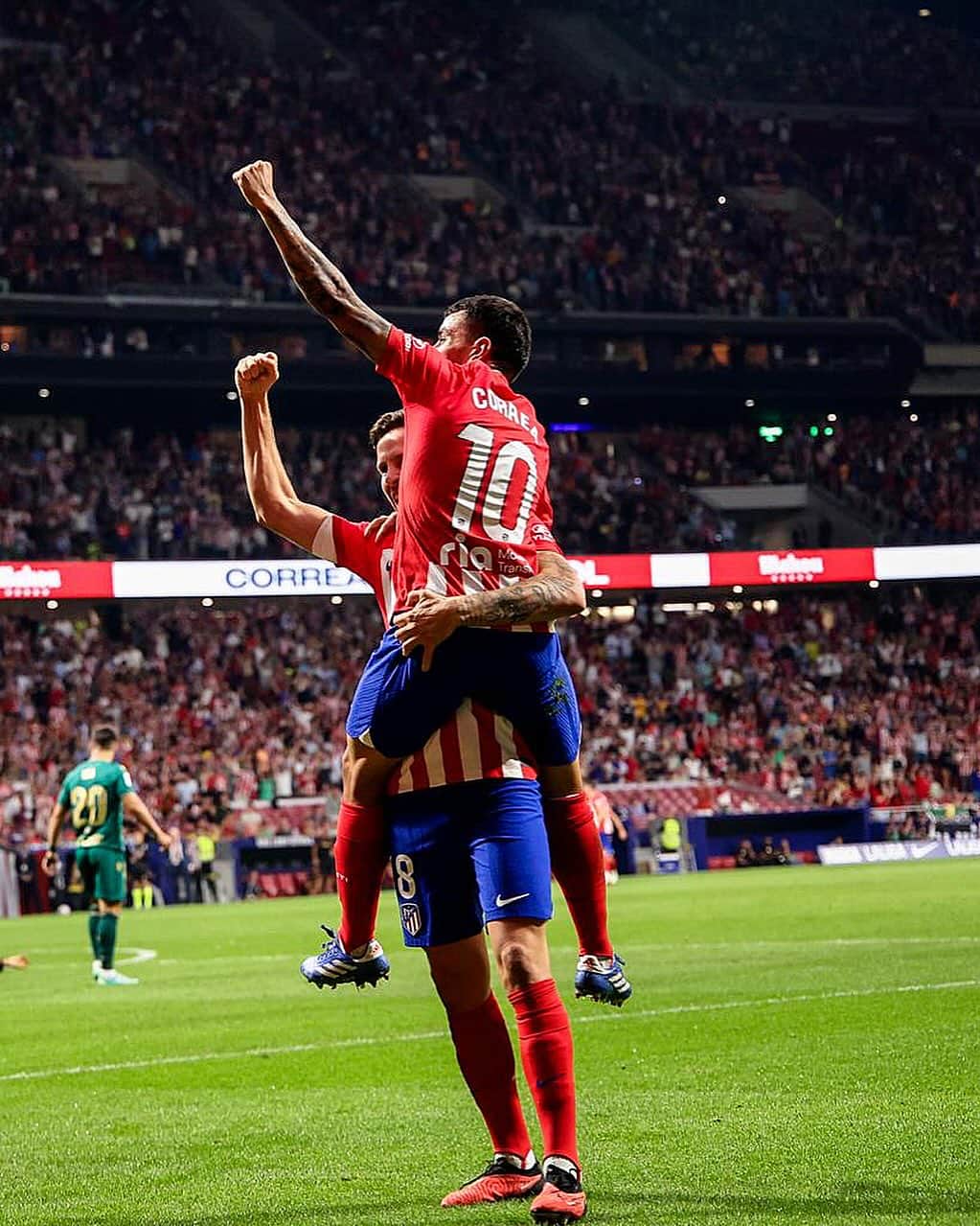 サウル・ニゲスのインスタグラム：「Vamos @angelcorrea32⚡️x2️⃣  ➕3️⃣ puntos y a pensar en la Champions. 🔴⚪️」