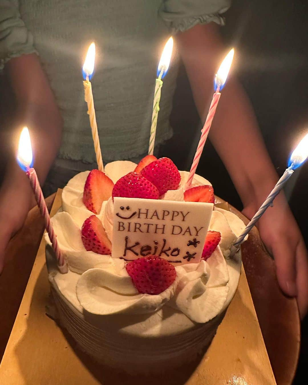 小田切恵子さんのインスタグラム写真 - (小田切恵子Instagram)「大好きな友達と家族と過ごせた誕生日🎂  また一つ歳を重ねました👐  恵まれてるな〜（恵子だから）幸せだな〜（少々言い聞かせ）と感じる事が多くてとにかく楽しんで笑って突っ走っていきたいと思います。  私を産んでくれたママ🤱🏻元気？直接ありがとうが伝えられないけれどいつも心の中で想ってる♡ #loveyou  #happybirthdaytome #いつもありがとう」10月2日 6時50分 - keikoodagiri101