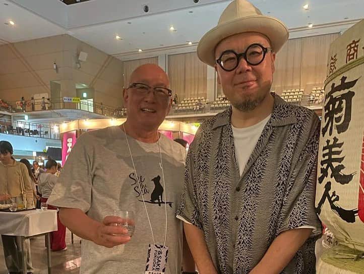 田中知之さんのインスタグラム写真 - (田中知之Instagram)「いつもは大相撲九州場所の会場でもある福岡国際センターで開催された日本酒と食の大イベント『＆SAKE FUKUOKA』でDJ。何とDJブースは会場中央に盆踊りの櫓の如き設え。いきなりハードル上がってましたが、みなさんのほろ酔い具合も相まって良き現場に。最後「天寿し」の天野大将がDJブースにまで挨拶にお越しくださり大変恐縮しました。」10月2日 6時50分 - tomoyukitanaka