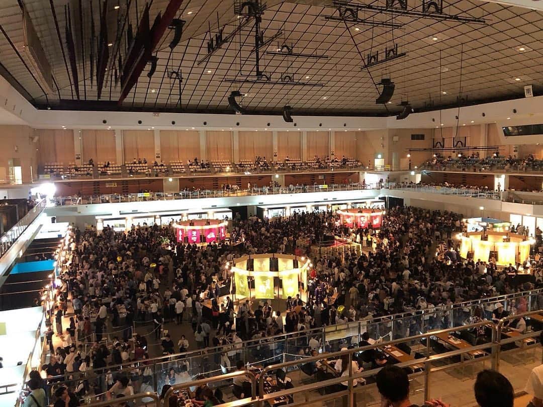 田中知之さんのインスタグラム写真 - (田中知之Instagram)「いつもは大相撲九州場所の会場でもある福岡国際センターで開催された日本酒と食の大イベント『＆SAKE FUKUOKA』でDJ。何とDJブースは会場中央に盆踊りの櫓の如き設え。いきなりハードル上がってましたが、みなさんのほろ酔い具合も相まって良き現場に。最後「天寿し」の天野大将がDJブースにまで挨拶にお越しくださり大変恐縮しました。」10月2日 6時50分 - tomoyukitanaka