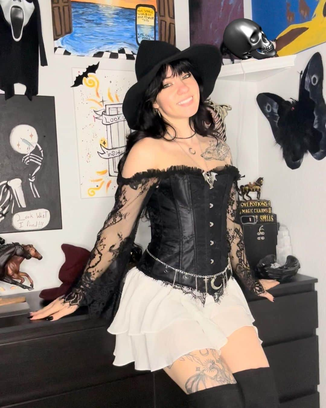 SABRINA ALEXISさんのインスタグラム写真 - (SABRINA ALEXISInstagram)「Happy October from your favorite sabrina the witch!」10月2日 6時56分 - sabrinaalexis7