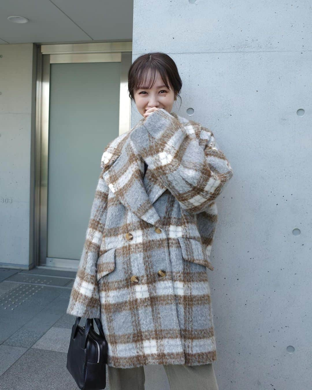 前田希美（まえのん）さんのインスタグラム写真 - (前田希美（まえのん）Instagram)「#のんの私服  今季はグレーばっかりになりそうなくらい、グレーのアイテムを買ってます。  今日涼しくて、 N WITH.アウター早速着ちゃいました。  ホワイトとグレーの合わせが大好き。  本日20時からアウター発売します。  19時からN WITH.にアカウントで インスタライブもしますので ぜひ見に来てくださいね。  アンバサダーの子も登場します！   #nwith #code #fashion #nwithstyling」10月2日 17時43分 - maeda_nozomi