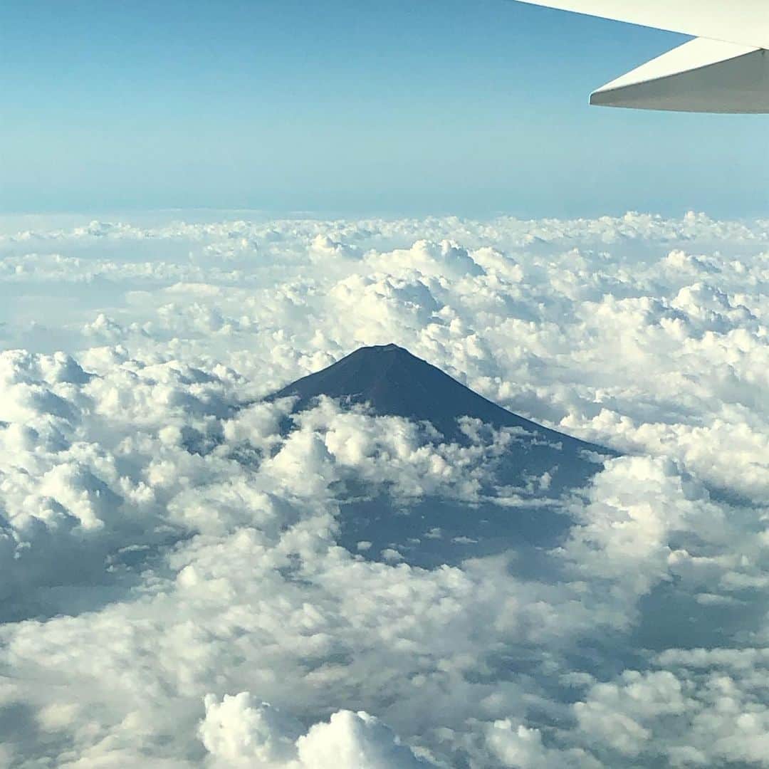 逸見太郎のインスタグラム：「息子と九州週末旅✈️  #息子と一緒に初フライト #富士山 #九州旅行  #博多長崎 #太宰府天満宮  #息子は鉄オタ #門司港まで行ったぜい #九州の鉄道は確かにおもしろい 😁」