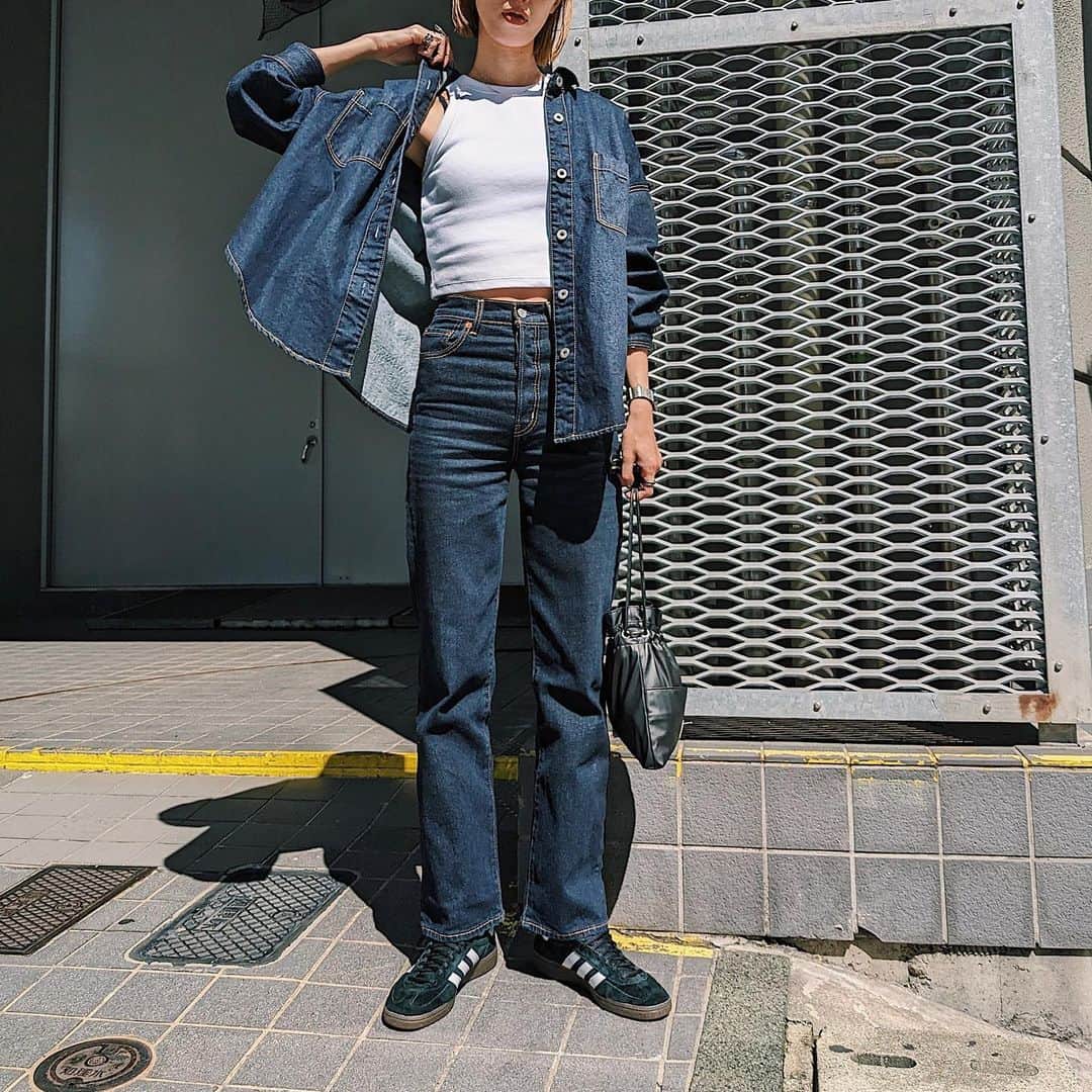 maai0528のインスタグラム：「〻👶🏻🦕🍨🍋 Ｄenim×Ｄenim‥💙 だんだん涼しくなってきて 秋服着れるのうれしい♡ ． ． ． #todays #fashionstyle  #beautifulpeople  #Levis #THROW  #adidas」
