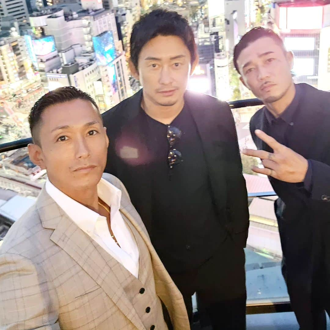 黒石高大さんのインスタグラム写真 - (黒石高大Instagram)「昨日はお世話になってる方のパーティー 吉永くんとゆーじくんと参加 素敵な空間でした 吉永くんに日本酒の飲み方伝授したら メチャメチャ機嫌悪くなってました(笑) 武士じゃねぇ」10月2日 17時45分 - kuroishi_takahiro