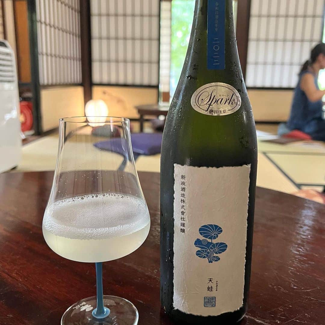 しげるちゃんさんのインスタグラム写真 - (しげるちゃんInstagram)「10月に入りました🍁🍂週末は楽しみにしていた上野（鶯谷）にある東京国立博物館へ鑑賞ではなく（汗）　 期間限定で開催中の『TOHAKU茶館』にて純米吟醸No.6で有名な新政の日本酒を飲み比べに伺いました。日本庭園の中にある歴史のある日本家屋で珍しい新政シリーズ🍶 を楽しめる貴重な期間。個人的には、シャンパン感覚で頂ける『天蛙（アマガエル）』と白ワイン感覚で頂ける酸味の強い『亜麻猫（あまねこ）』が推しです　　 雰囲気も良くて、それぞれのお酒用にグラスも作られる徹底ぶりに攻めな新政に感動　 秋田にある酒蔵にも行きたくなりました🍶 #新政 #酒蔵 #秋田 #天蛙 #亜麻猫 #no6 #純米吟醸酒 #東京国立博物館 #上野 #鶯谷 #TOHAKU茶館 #日本庭園 #日本文化 #日本酒好き #日本酒も文化 #日本酒 #古民家」10月2日 17時48分 - shigeru39