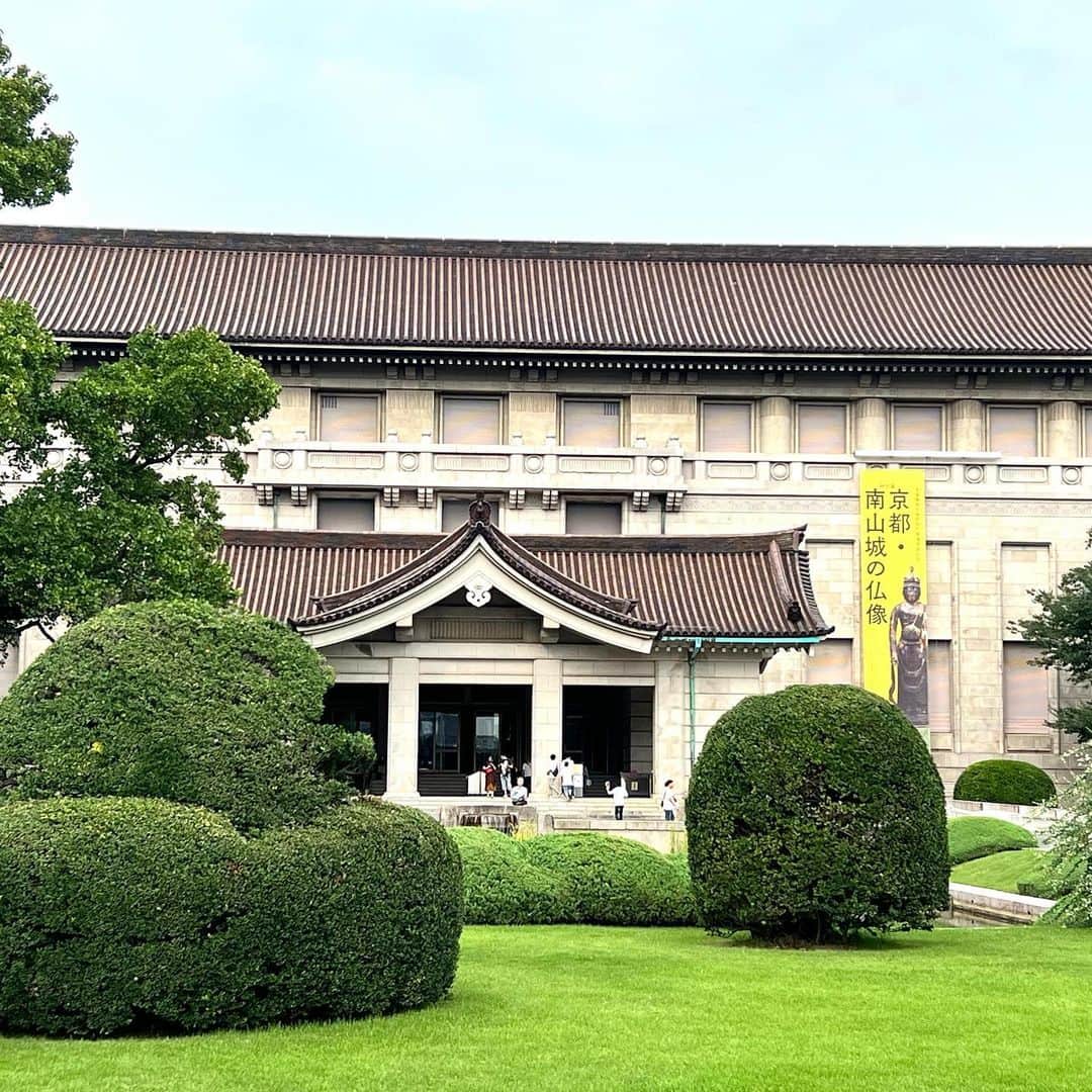 しげるちゃんさんのインスタグラム写真 - (しげるちゃんInstagram)「10月に入りました🍁🍂週末は楽しみにしていた上野（鶯谷）にある東京国立博物館へ鑑賞ではなく（汗）　 期間限定で開催中の『TOHAKU茶館』にて純米吟醸No.6で有名な新政の日本酒を飲み比べに伺いました。日本庭園の中にある歴史のある日本家屋で珍しい新政シリーズ🍶 を楽しめる貴重な期間。個人的には、シャンパン感覚で頂ける『天蛙（アマガエル）』と白ワイン感覚で頂ける酸味の強い『亜麻猫（あまねこ）』が推しです　　 雰囲気も良くて、それぞれのお酒用にグラスも作られる徹底ぶりに攻めな新政に感動　 秋田にある酒蔵にも行きたくなりました🍶 #新政 #酒蔵 #秋田 #天蛙 #亜麻猫 #no6 #純米吟醸酒 #東京国立博物館 #上野 #鶯谷 #TOHAKU茶館 #日本庭園 #日本文化 #日本酒好き #日本酒も文化 #日本酒 #古民家」10月2日 17時48分 - shigeru39