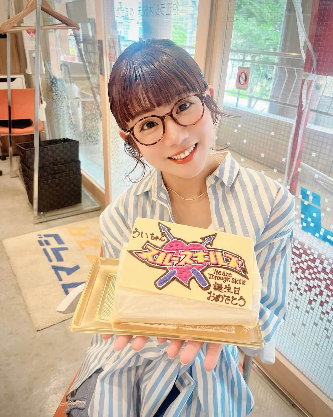 根本羽衣のインスタグラム：「いぇあー🧡🤎🧡  10月2日！天秤座！B型！ 今日で34歳になりました😆  みなみなさま🌈 いつもありがとうございます❤️  34歳もどうぞヨロシクお願いします🐕🧡  本日ラジオ収録でいただいた可愛すぎるケーキを持って😭💘 昔からお世話になっている大好きなpatisserie KOZUさんのケーキ。 幸せです。  あゆと山瀬まみさんと マハトマ・ガンジーさんと 一緒のお誕生日🍰  #34歳突入 #誕生日なのに顎ニキビ #アプリで消えました」