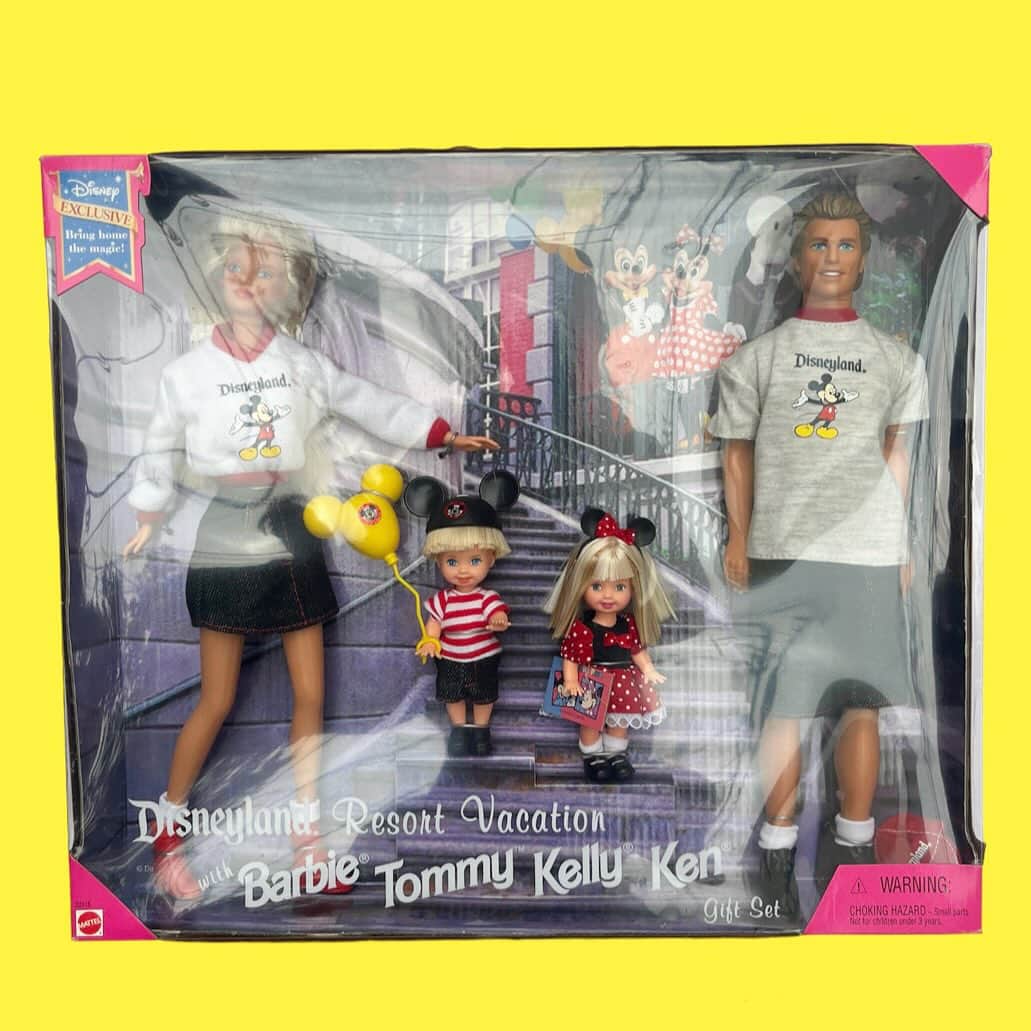 おもちゃやSPIRALのインスタグラム：「1998 Disneyland Rerort Vacation Barbie入荷しました！  Barbie.Tommy.Kelly.KenのSetです✨」