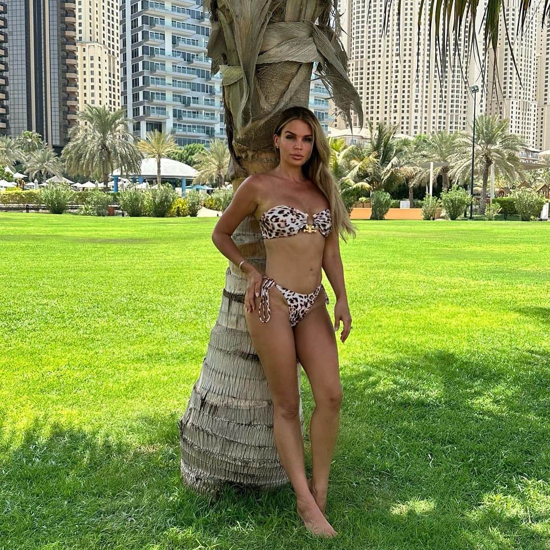 ダニエル・オハラのインスタグラム：「You will be in exactly the same place in 6 months if you don’t do something to change your circumstances…  There’s always going to be an excuse not to- I make others excuses the reason why I do this.   If you want to create saving and incomes through the biggest industry on the planet then DM me “info” to @jetsetwithmissdlloyd and find out more.   Give yourself a pay rise that your boss will not.  Stop making excuses and use the next few weeks to get ahead of 2024 🚀」