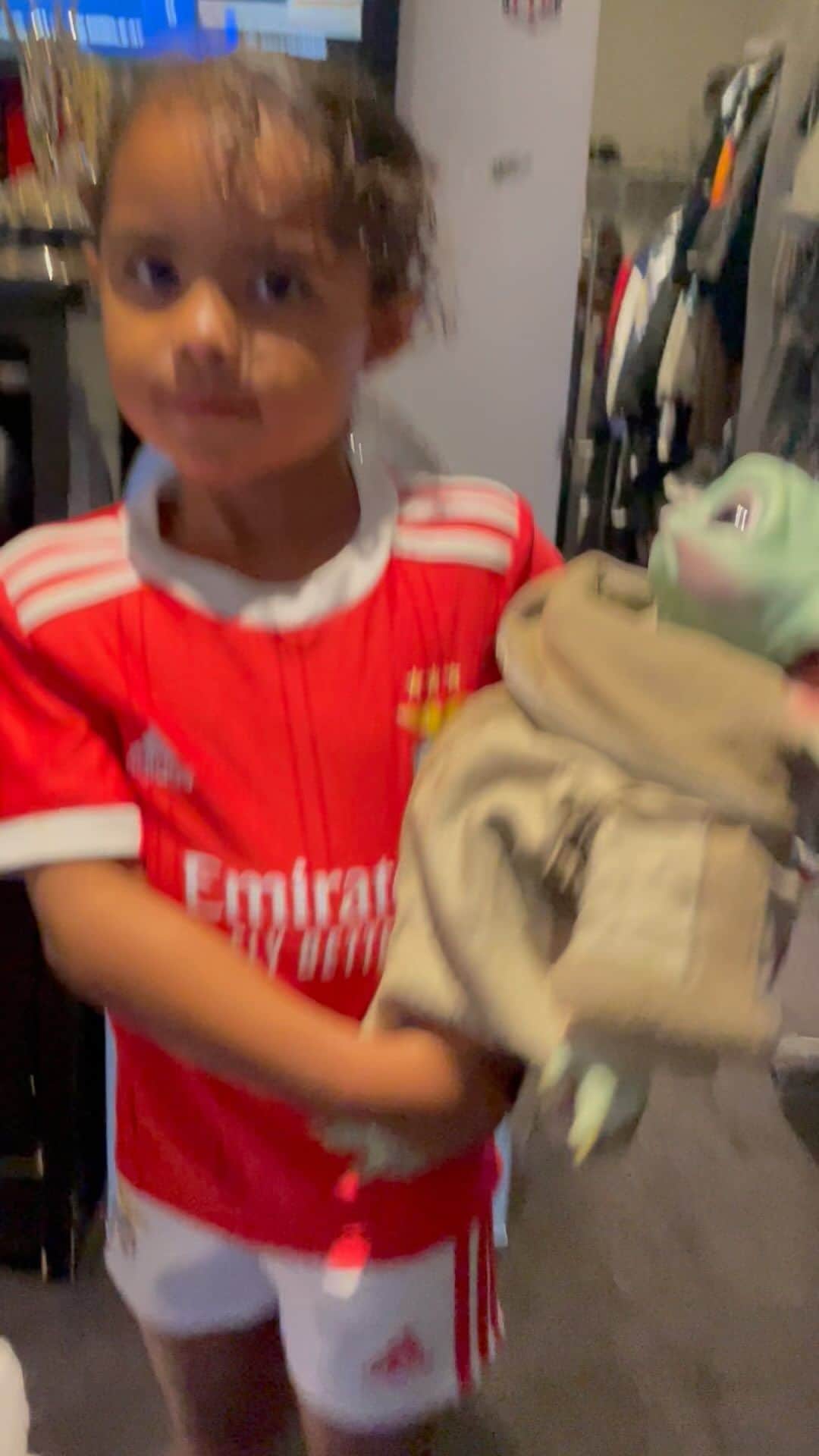 スヌープ・ドッグのインスタグラム：「U know I don’t know Star Wars I called cuz baby. E. T. Granddaughter  time 😍🥰🐾」
