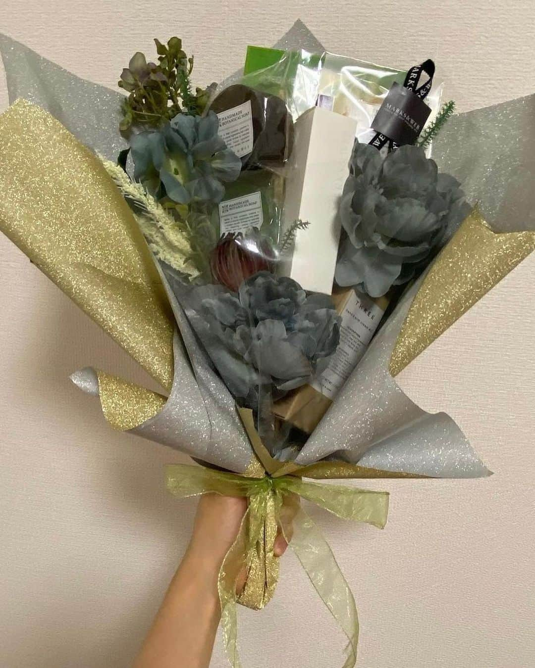 ハナユメさんのインスタグラム写真 - (ハナユメInstagram)「ゲストにも大好評のコスメブーケ💐  どんなコスメを選んだらいいの？おしゃれなラッピングは？今回はそんなお悩みに答えて、素敵なブーケを多数ご紹介👀  これから準備される方は是非参考にしてみてくださいね✨  *…*…*…*…*…*…*…*…*…*…*…*… ⁡ 📷photo by   @tanchu_s_wedding さん @wed.t_n さん @mayuko_wd_ さん @_miayuu_ さん @yua___wd0114 さん @yaku0118 さん @balibalijp13 さん @__kwrn37.wd さん @ma_wd_0722 さん @avovo20 さん  素敵なお写真ありがとうございました🙇‍♀️ ⁡ *…*…*…*…*…*…*…*…*…*…*…*… ⁡ 💎ハナユメに幸せをシェアしてね #ハナユメ を付けて投稿してくださった方はご紹介させていただくかも！@hanayume_wedding　フォロー・コメントお待ちしています🙌🏻💕 ⁡ 💎式場探しに迷ったらハナユメ♡ こんな素敵な結婚式をしたい！と思ったら、ハナユメにお任せ💛ハナユメウエディングデスクでアドバイザーに相談してみてね💁‍♀️💓投稿を保存して、アドバイザーに見せるとスムーズですよ✨ ⁡ 💎ハナユメが叶えたいこと 叶えたいのは「1組でも多くのカップル様に理想の結婚式のきっかけを」皆さまのお力になれるよう全力でサポートします🕊  #ハナユメ#コスメブーケ#ブーケトス#結婚式演出#ブーケDIY#ウェディングコスメ」10月2日 18時00分 - hanayume_wedding