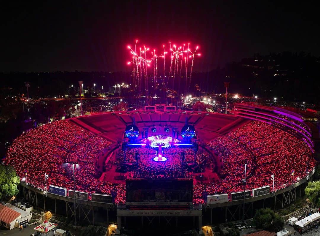 Coldplayのインスタグラム：「Theatre of dreams…  Life doesn’t get much better than two nights at the Rose Bowl 🙏🌹🙏🌹  #MusicOfTheSpheresWorldTour #ColdplayLA  📷 @flybychicago」
