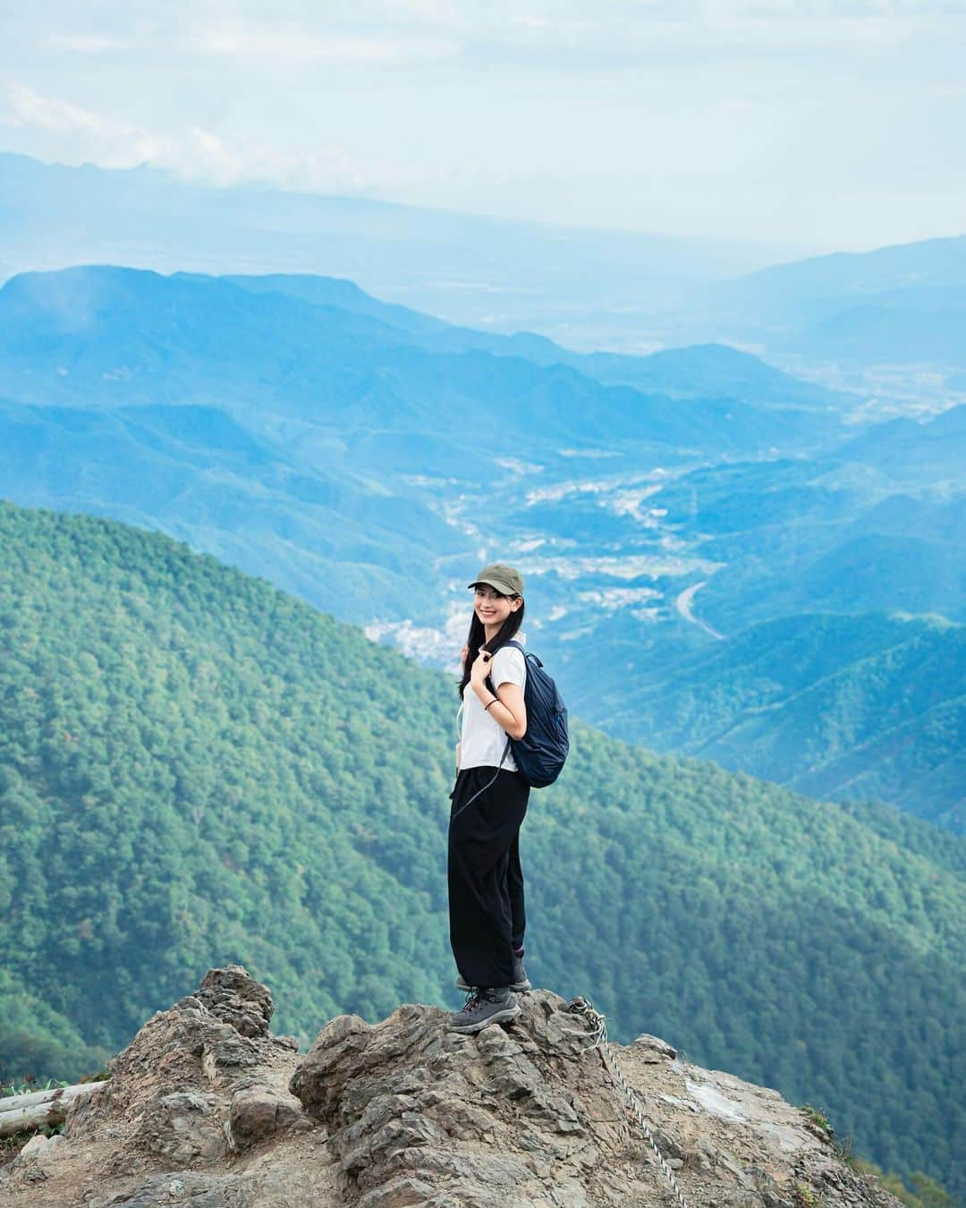 ロンモンロウのインスタグラム：「《ロンノアウトドア日記》谷川岳  新しい山の冒険！初めて日本の百名山の一つ、谷川岳に登りました🗻 もともと冬に行く予定だった 那須岳の天気が悪かったので、急遽計画変更して谷川岳へ。でも、それが最高の決断でした！  初秋の山は紅葉と緑が交互に広がって、まるで絵画のよう。最初は視界も良好でしたが、山頂に着くと霧が立ち込め、ほとんど何も見えませんでした。それでも、山の神秘的な雰囲気を味わうことができました。  次回は冬に再挑戦し、雪が降る谷川岳を楽しみにしています！❄️  📙谷川岳は、中部日本に位置するアルプス山脈の一部であり、北アルプスに属しています。谷川岳は日本の百名山の一つであり、壮大な山岳風景や美しい自然景観で知られています。  #谷川岳 #登山 #山登り #山の特色 #自然 #初秋 #山ガール #山登り好きな人と繋がりたい #百名山」