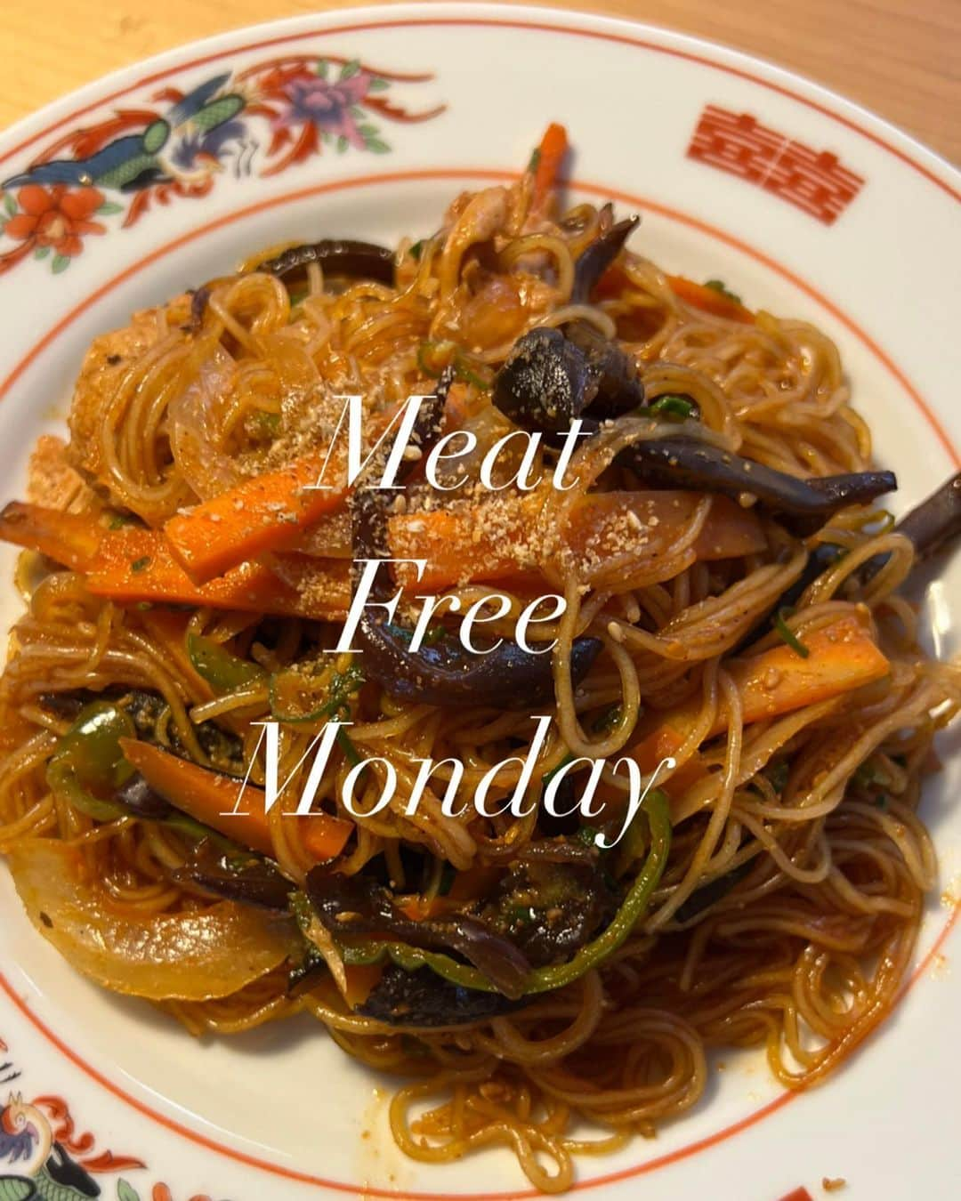 屬美於のインスタグラム：「毎週月曜日は#meatfreemonday   週一ベジday  今回はベジタリアンチャプチェ  にんじん、ピーマン、玉ねぎ、キクラゲを胡麻油と塩胡椒と豆豉ミックス（発酵黒生姜入）でいためる。そこに大豆ミート、春雨をいれてみりんと醤油とコチュジャンで味付けをして炒りごまをかける。  野菜と日本時間が不足しがちな食物繊維がたっぷりな料理になります🩷☺️  野菜の切り方に性格でるね笑笑ほんとにおおらか料理  #meatfreemonday  #ミートフリーマンデー  #mioyogastyle」