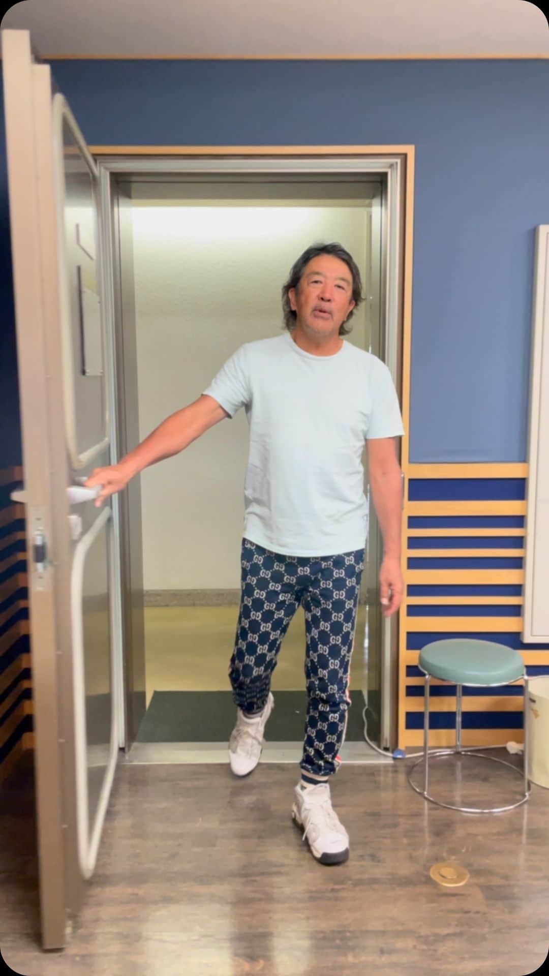 のインスタグラム：「今日も17時から生放送！！ FM愛知イブニングストリート よろしくお願い致します。  #FM愛知 #イブニングストリート #黒岩唯一 #ラジオ #ラジオ付きと繋がりたい #生放送 #807 #サザンオールスターズ #勝手にシンドバット #ラジ王 #優勝 #歌ってみた」