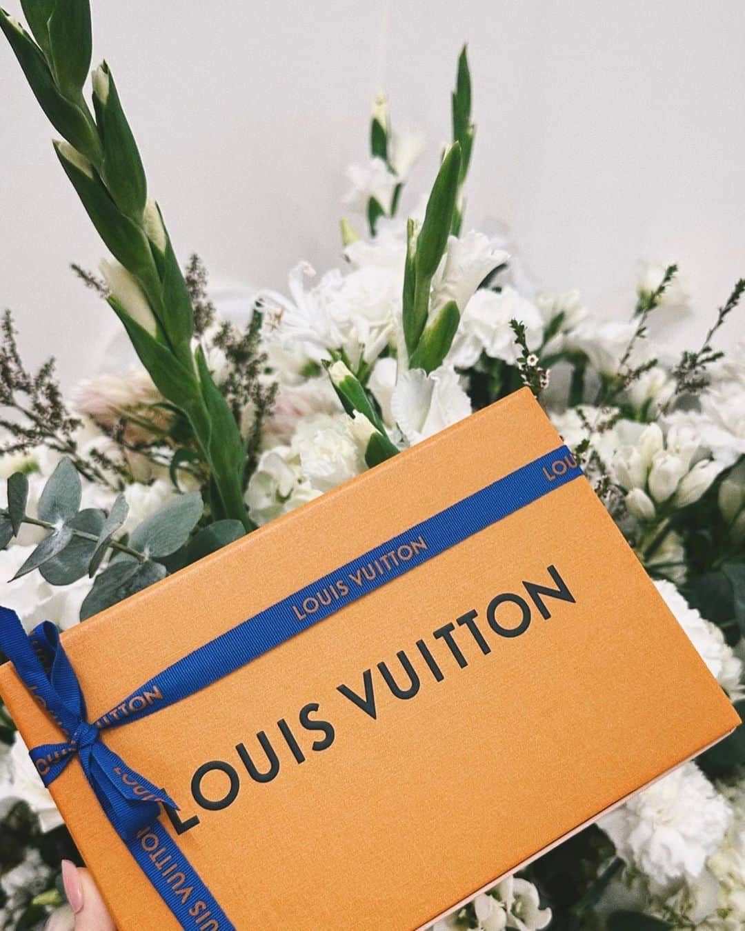 のインスタグラム：「can’t wait for the show at 9:30 tonight🖤 @louisvuitton @nicolasghesquiere #광고 #LVSS24 #LouisVuitton」