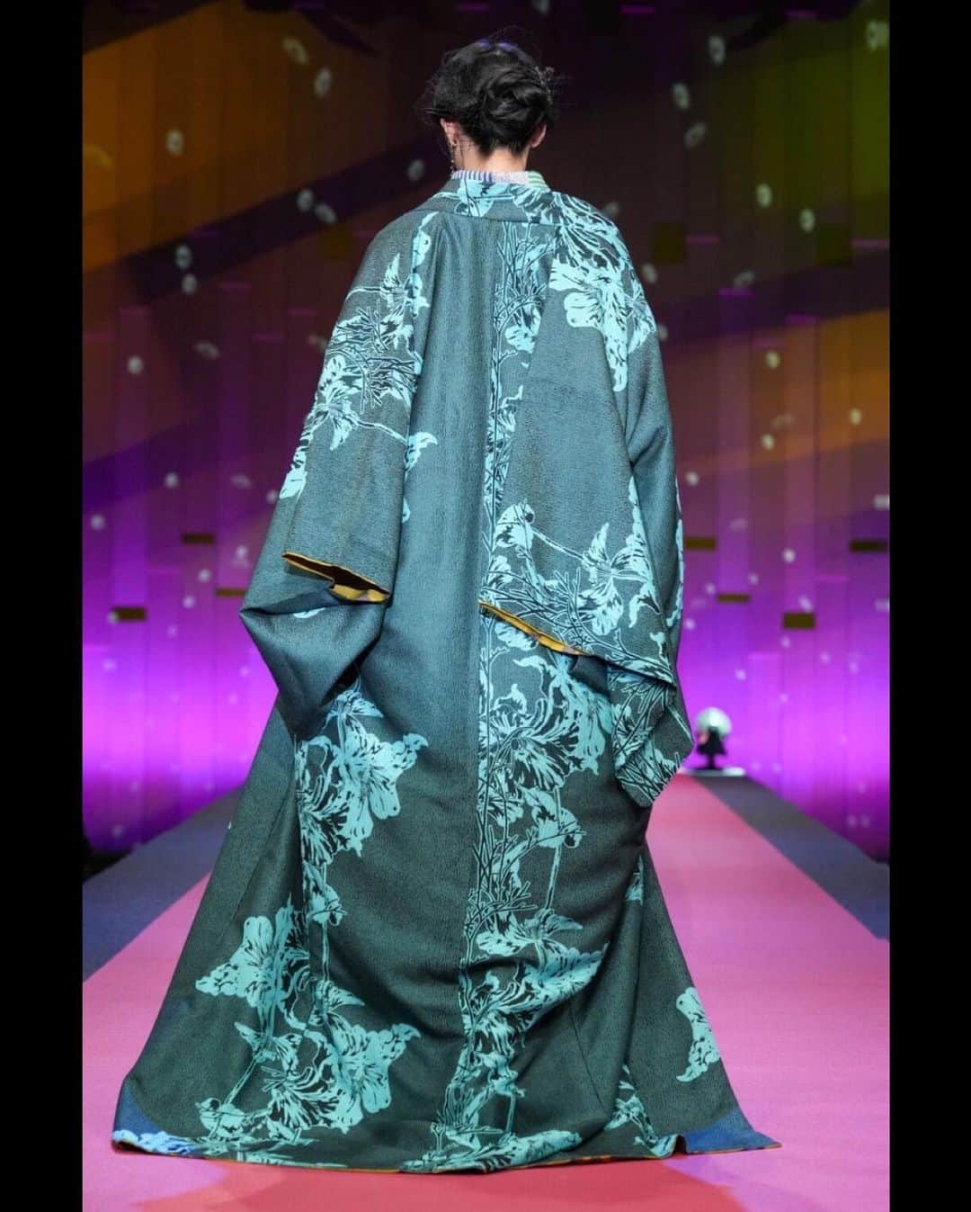 黒田瑞貴さんのインスタグラム写真 - (黒田瑞貴Instagram)「TOKYO KIMONO COLLECTION 2023  👘　@jotaro_saito_ginzasix  @saitojotaro  💄　@yumiko.kamada   https://youtu.be/PIt-sk4DaEs?si=h6YW0k11LBS91ruC  #fashion #kimono #着物」10月2日 16時39分 - kurodamizuki_