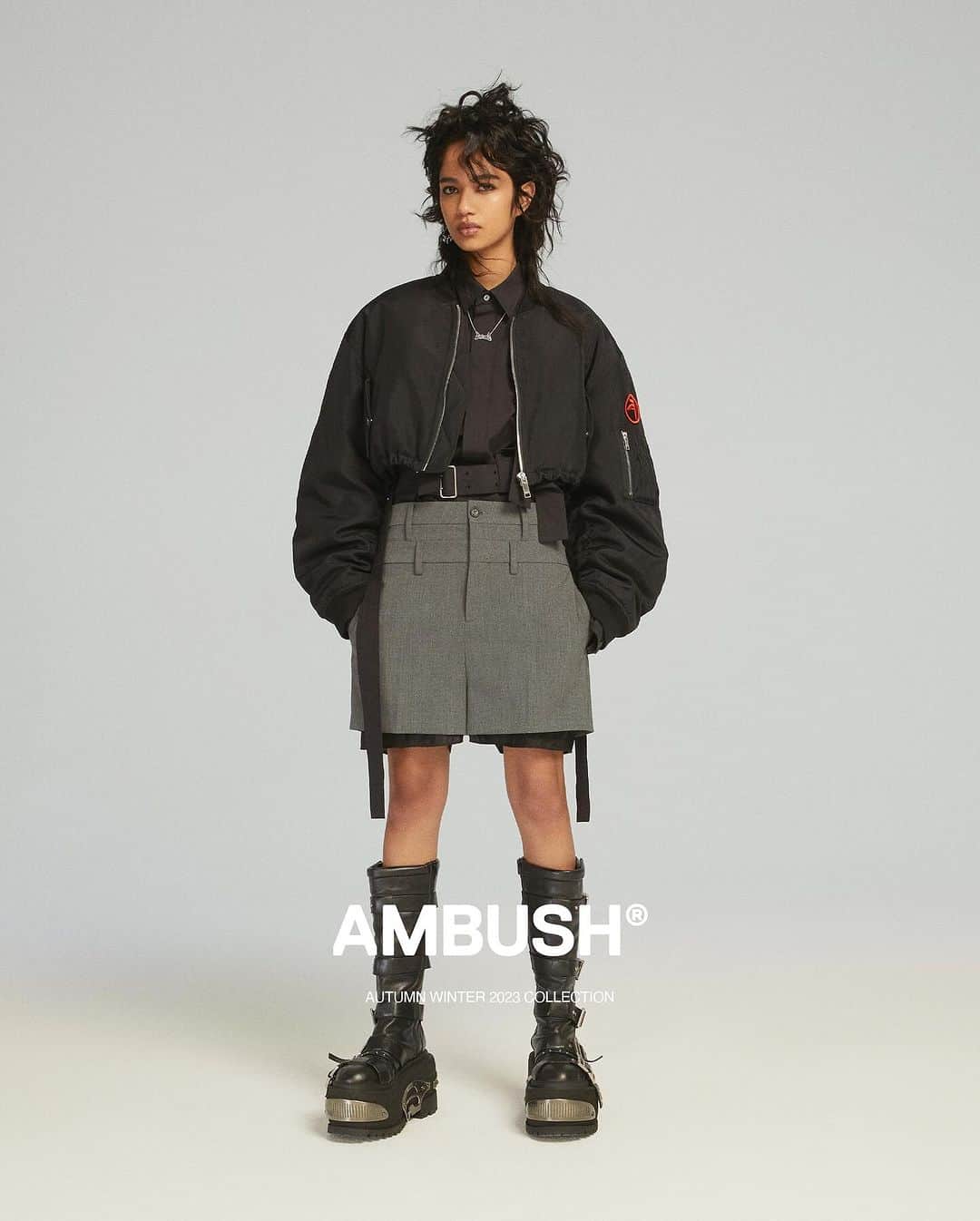 AMBUSHさんのインスタグラム写真 - (AMBUSHInstagram)「The AMBUSH® classic bomber in a regular and cropped fit with the 'AMBLEM' logo patch on the arm.  #AMBUSH AW23 COLLECTION LOOK 12  CROPPED PATCH BOMBER CROPPED HARNESS SHIRT DOUBLE BELTED SHORTS TRAD LOGO CHARM NECKLACE RIOT LOGO PIERCE KNEE HIGH RAVE BOOTS  Now available at our WEBSHOP and WORKSHOP」10月2日 16時39分 - ambush_official