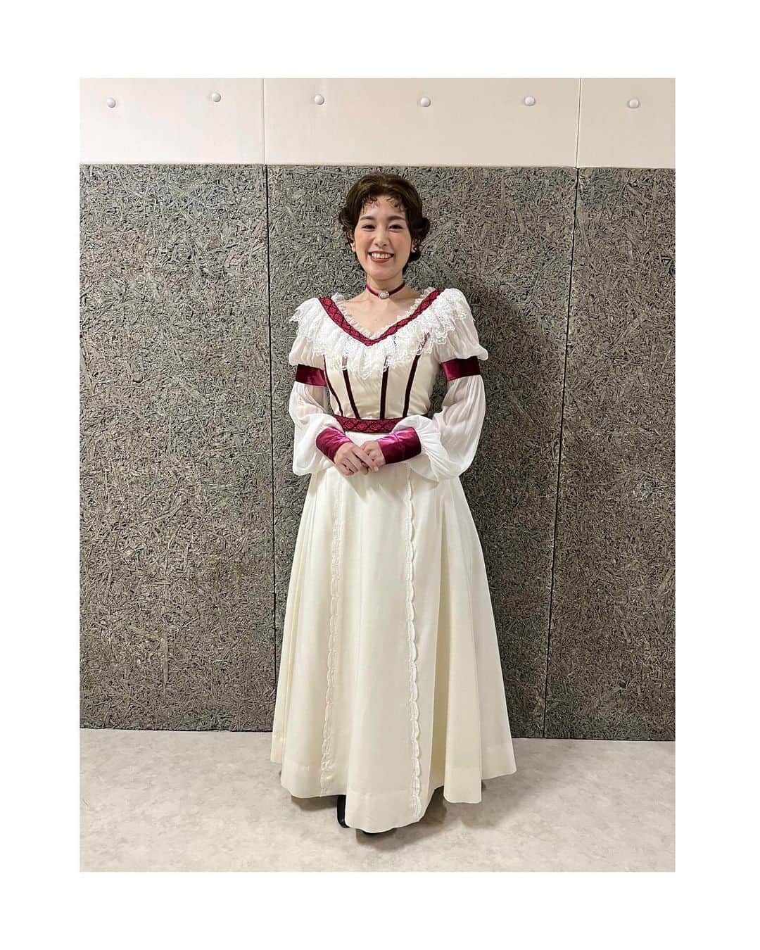 筧美和子さんのインスタグラム写真 - (筧美和子Instagram)「マーク・トウェインと不思議な少年。無事全公演完走しました！  初めての本格初舞台でした。 稽古中から本番が始まっても心が行ったり来たり…悩みながらもどうにか前向きに、踏ん張り続けるような2ヶ月間。いつもあたたかい皆さんに支えられ続けました。素晴らしいみなさまから多くのことを学ばせてもらい、私にとってかけがえのない体験となりました。 なにより演劇がだいすきになりました。  この作品に関わった全ての方から、応援してくれた皆様から、サム、マーク、オリヴィア、みんなから。ずっと私の中に残り続けるであろう大切なものをいただいたように思います。  本当に幸せでした。 ありがとうございました！」10月2日 16時49分 - miwakokakei