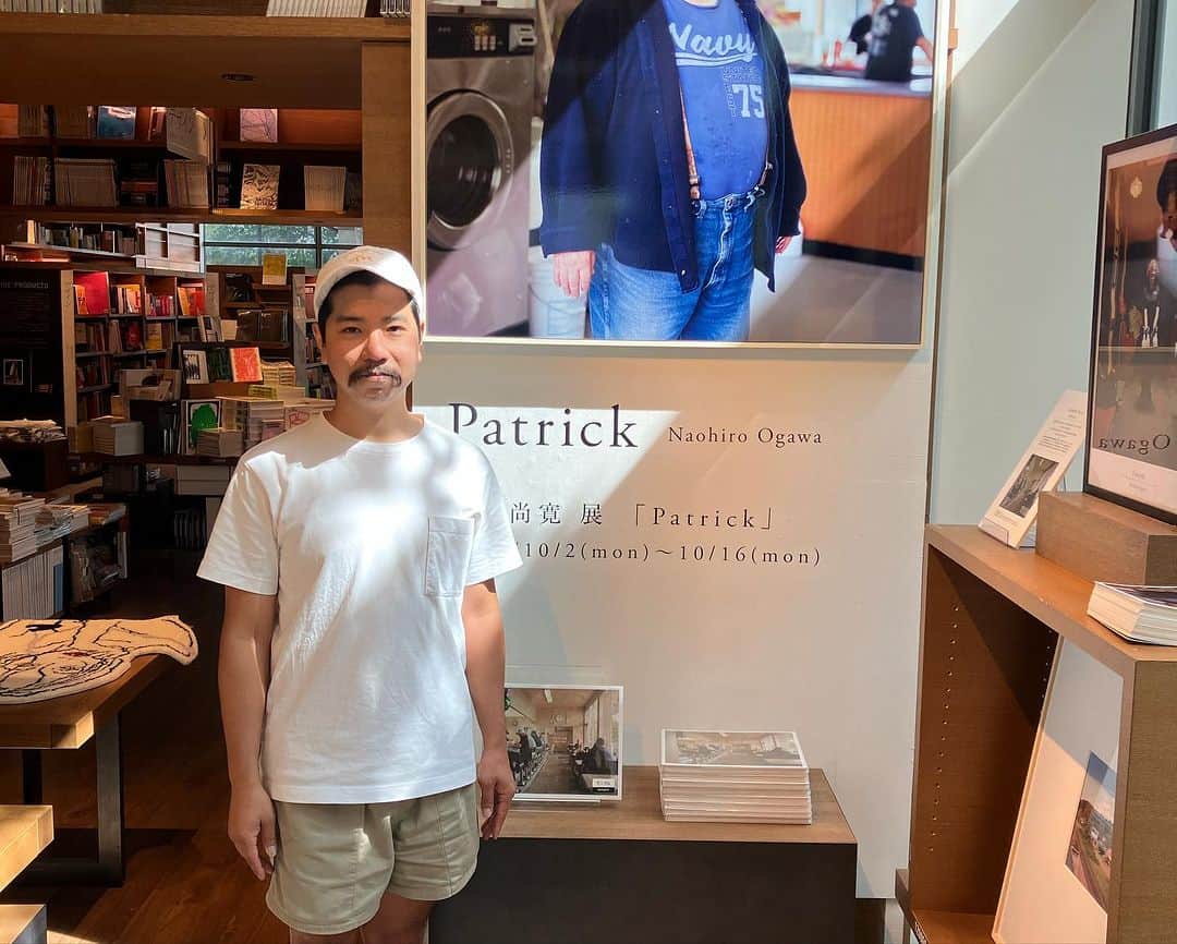 代官山 蔦屋書店　DAIKANYAMA T-SITEさんのインスタグラム写真 - (代官山 蔦屋書店　DAIKANYAMA T-SITEInstagram)「小川尚寛作品集　『Patrick』　出版記念フェア 10月2日（月）－10月16日（月） 2号館１Fアートフロアにて     【アメリカ、ワシントン州にある小さな街アバディーンを訪れた。 Patrickという男と出会った。小太りで可愛い帽子を被った「アメリカ人」を絵に描いたような風貌。 そんな彼と少しだけ旅をした。】   写真家小川尚寛の初となる写真集『Patrick』。2022年5月 アメリカ、ワシントン州アバディーンを訪れた際に出会った、サバービア(郊外)に暮らす人々のありふれた生活風景や、手つかずの森に広がる神話的とも言える大自然を、レンズを通して繊細かつリアルに捉え、荒涼としながらも美しく生きるアメリカの情景を表した作品集を代官山蔦屋書店で他に先駆けて販売します。 あわせてオリジナルプリントも販売します。   アバディーンは未確認生物のビッグフッドがよく目撃される場所として有名です。 ネイティブアメリカンの森Quinault Rain Forestが近くにあり、世界最大級の温帯雨林。この森には先住民族のキノー族が暮らしていました。彼らの間で伝わるのがサスクワッチ。(別名ビッグフット) ビッグフットは森を徘徊し住民を苦しめた、大きな猿のような生き物と伝わっています。 今ではこの街のシンボルでもあり、街の至る所にビックフットの木彫りや看板が立てられています。 ビッグフットは森の象徴であり、素敵なお土産話のひとつかもしれません。   『Patrick』に感銘を受けた作家Hiraparr Wilsonが製作したオリジナル陶器作品も販売します。 モチーフとなっているのが未確認生物のビッグフット。世界限定10体で今回限りの販売です。 ※制作の都合上、会期途中からの出品になります。 出品日が決まりましたら改めてご案内いたします。   【プロフィール】 小川 尚寛 (Naohiro Ogawa) 1987年東京都生まれ。青山スタジオ勤務。その後 上田義彦に師事し、2019年 写真家として独立。福生にある米軍ハウスに住みながら人々の生活を中心としたポートレイトを撮影、作品を制作。  #代官山蔦屋書店  #写真集 #小川尚寛  #上田義彦  #アメリカ  #ビッグフット #福生」10月2日 16時49分 - daikanyama.tsutaya