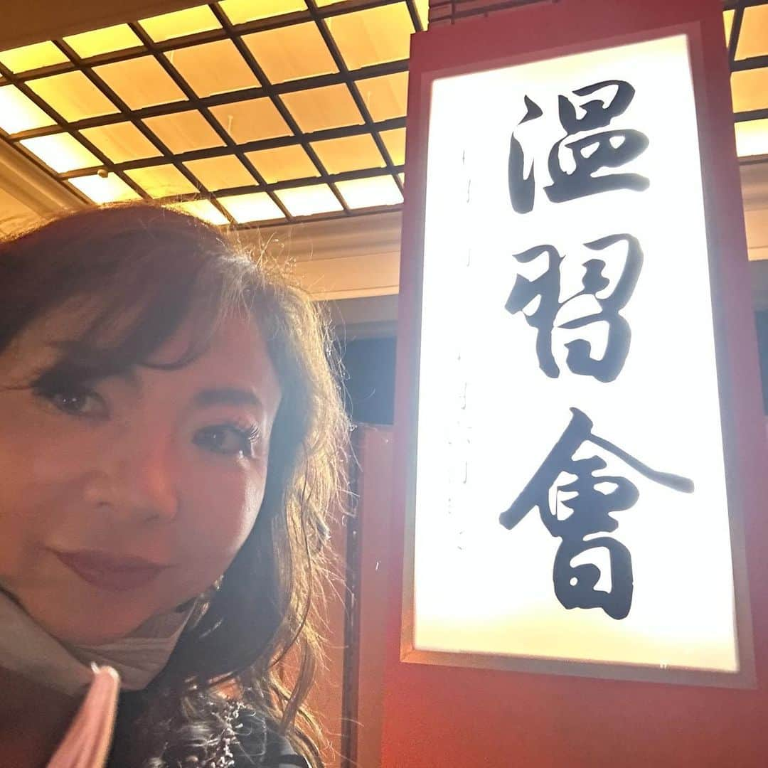 モモコさんのインスタグラム写真 - (モモコInstagram)「温習會初日、祇園歌舞練場に行ってきました❗️ 芸妓ちゃん、舞妓ちゃん綺麗で豪華どした💕 出し物が違うから2回行かなきゃ‼️  昨日配信した『モモコ新聞』、予定時刻より配信が遅れてしまい申し訳ありませんでした💦 それにも関わらず、既にたくさんの方が見てくれてる〜💕ホントに嬉しいです😆いつもありがとうございます。  まだの方は娘と初めての2人旅、ハワイ旅行の様子をご覧ください🌺  #ハイヒールモモコ #👠 #👠🍑 #CHANEL #シャネラー #グルメ #アメブロ #YouTube #モモコ新聞 #ハワイ #ハワイ旅行 #親娘旅 #2人旅 #夏休み旅行 #オススメスポット」10月2日 16時44分 - highheel_momoko