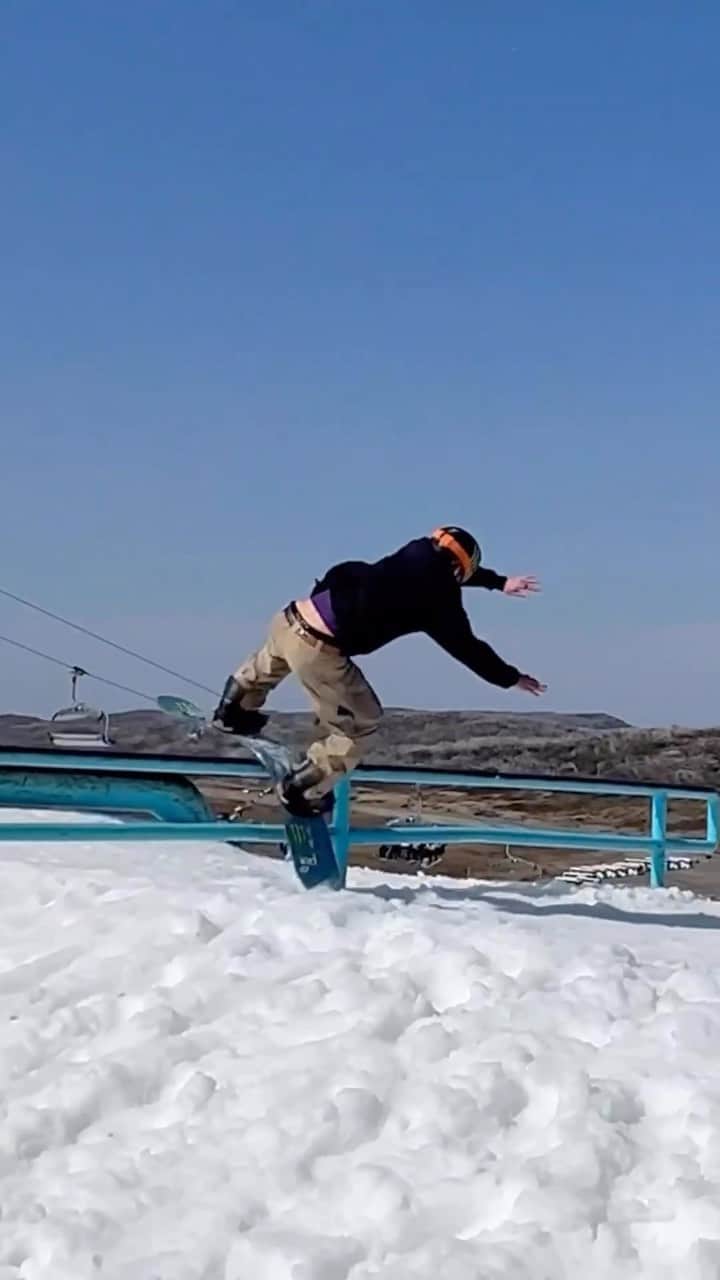 Burton Japanのインスタグラム：「こんなハードヒットも大丈夫💪ライダー流のフレックステスト？ 🤳: @picklepascoe  #Burton #Snowboarding」