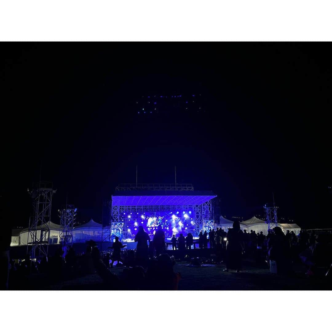 伴都美子さんのインスタグラム写真 - (伴都美子Instagram)「✔️ ⁡ ASO ROCK FESTIVAL 2023 2年ぶりの開催おめでとうございます！！ ⁡ 大自然に囲まれたステージ、 そして360度に広がる稜線の美しさよ。 ⁡ 天気もよく風も爽やかで心地よく､ こんなpeacefulなフェスだとは！🕊 今回初めて行って知りました。 ⁡  キッズの遊び場からもステージが見えるし､ 後半は場所を移動して親子で楽しませていただきました。  生バンザイに涙。 ⁡ ⁡ 原島さんありがとうございました❤️‍🔥 ⁡ ⁡  #阿蘇ロック  #asarockfes #2023  #伴都美子 #doasinfinity」10月2日 16時50分 - van._doasinfinity