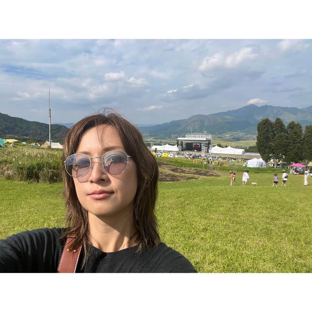 伴都美子さんのインスタグラム写真 - (伴都美子Instagram)「✔️ ⁡ ASO ROCK FESTIVAL 2023 2年ぶりの開催おめでとうございます！！ ⁡ 大自然に囲まれたステージ、 そして360度に広がる稜線の美しさよ。 ⁡ 天気もよく風も爽やかで心地よく､ こんなpeacefulなフェスだとは！🕊 今回初めて行って知りました。 ⁡  キッズの遊び場からもステージが見えるし､ 後半は場所を移動して親子で楽しませていただきました。  生バンザイに涙。 ⁡ ⁡ 原島さんありがとうございました❤️‍🔥 ⁡ ⁡  #阿蘇ロック  #asarockfes #2023  #伴都美子 #doasinfinity」10月2日 16時50分 - van._doasinfinity