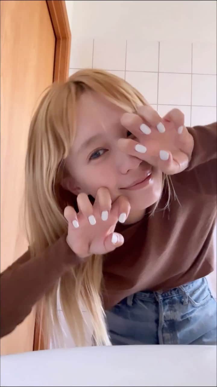 のインスタグラム：「アイスランドで撮ってたいちれん。 ^_^ 旅なので、軽くてミニマムでこれをつけていれば大丈夫なっとく！みたいなアイテムたちを持ってきました。 とにかく優しく粒子をちょんちょんする感じでお肌とメイクしてますたぶん☺︎」