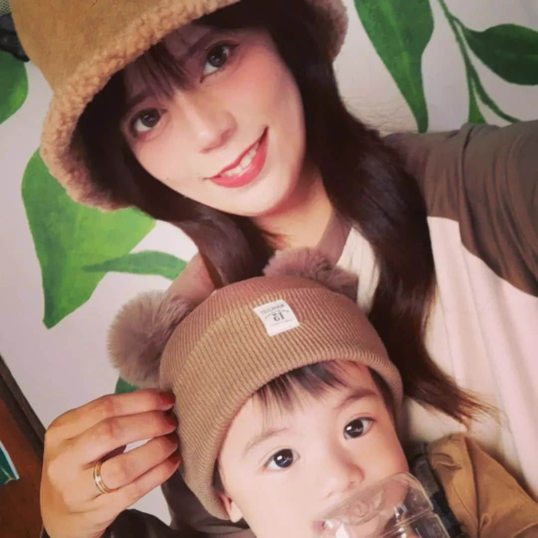 友利愛美さんのインスタグラム写真 - (友利愛美Instagram)「🍁🍂🧸🦙🍂🍁  ふたりともにっこりカメラ目線ってのは なかなかむずかしいねぇ🤣🥺💕  🍁🍂🧸🦙🍂🍁  #親子写真 #男の子ベビー #男の子ママ #1歳5ヶ月 #成長記録」10月2日 16時52分 - aimitomori