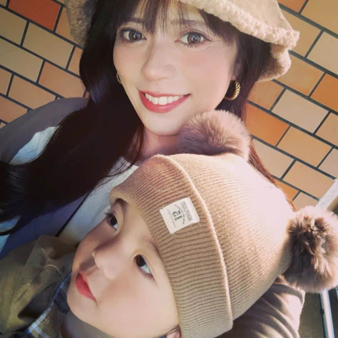 友利愛美さんのインスタグラム写真 - (友利愛美Instagram)「🍁🍂🧸🦙🍂🍁  ふたりともにっこりカメラ目線ってのは なかなかむずかしいねぇ🤣🥺💕  🍁🍂🧸🦙🍂🍁  #親子写真 #男の子ベビー #男の子ママ #1歳5ヶ月 #成長記録」10月2日 16時52分 - aimitomori