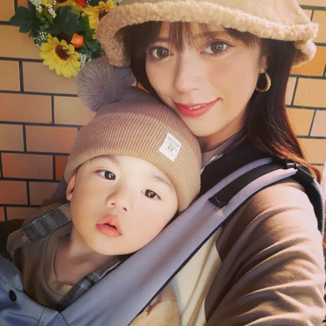 友利愛美さんのインスタグラム写真 - (友利愛美Instagram)「🍁🍂🧸🦙🍂🍁  ふたりともにっこりカメラ目線ってのは なかなかむずかしいねぇ🤣🥺💕  🍁🍂🧸🦙🍂🍁  #親子写真 #男の子ベビー #男の子ママ #1歳5ヶ月 #成長記録」10月2日 16時52分 - aimitomori