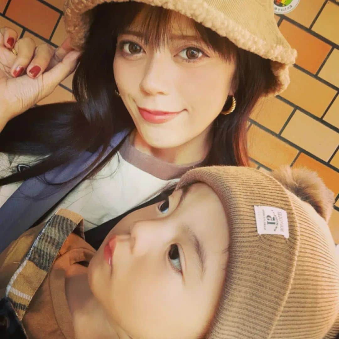 友利愛美さんのインスタグラム写真 - (友利愛美Instagram)「🍁🍂🧸🦙🍂🍁  ふたりともにっこりカメラ目線ってのは なかなかむずかしいねぇ🤣🥺💕  🍁🍂🧸🦙🍂🍁  #親子写真 #男の子ベビー #男の子ママ #1歳5ヶ月 #成長記録」10月2日 16時52分 - aimitomori