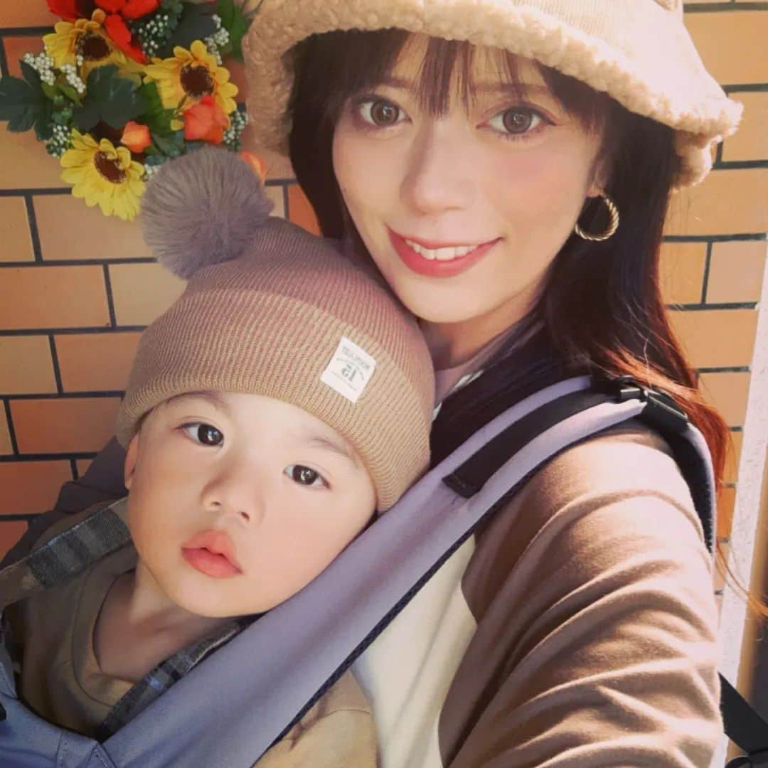 友利愛美さんのインスタグラム写真 - (友利愛美Instagram)「🍁🍂🧸🦙🍂🍁  ふたりともにっこりカメラ目線ってのは なかなかむずかしいねぇ🤣🥺💕  🍁🍂🧸🦙🍂🍁  #親子写真 #男の子ベビー #男の子ママ #1歳5ヶ月 #成長記録」10月2日 16時52分 - aimitomori