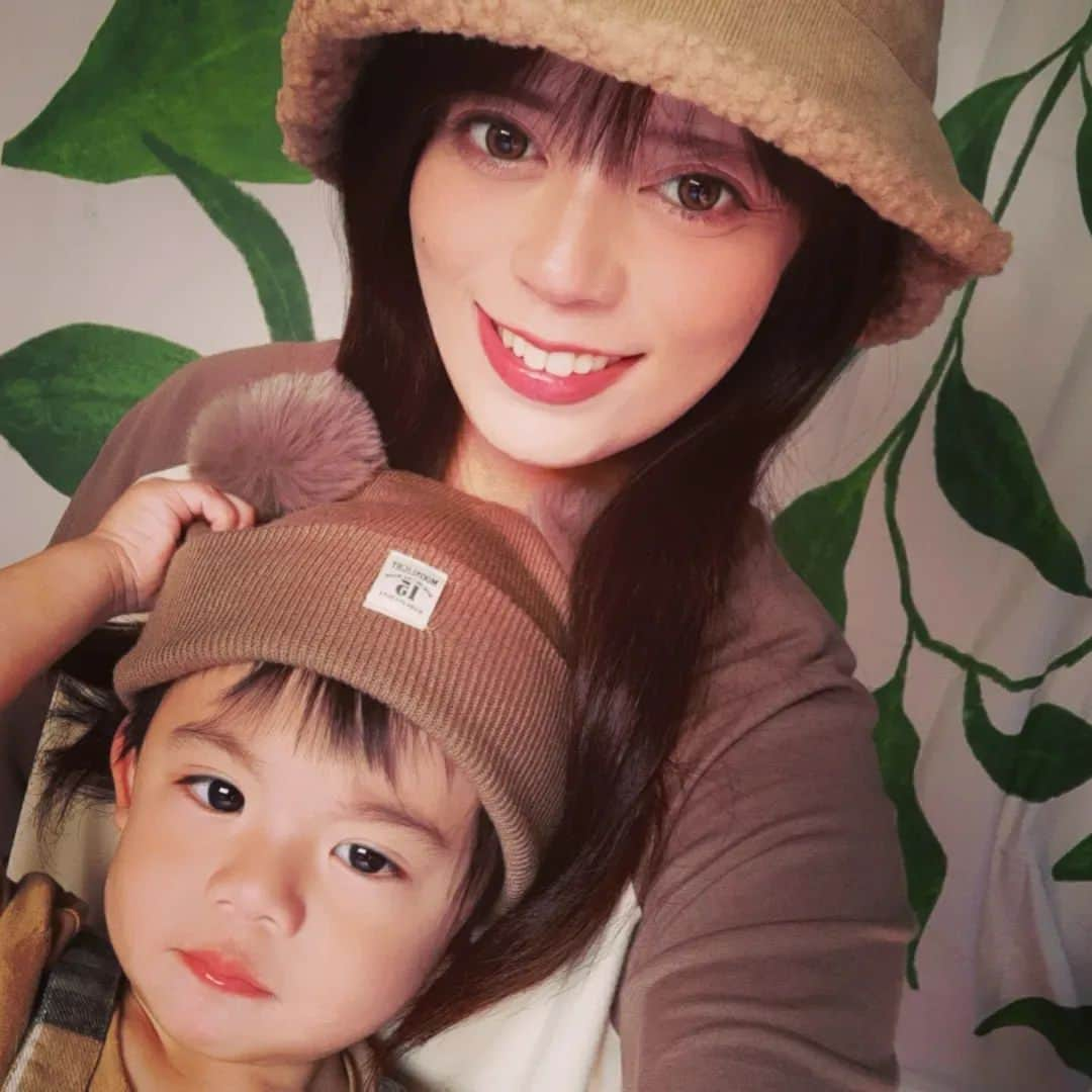 友利愛美さんのインスタグラム写真 - (友利愛美Instagram)「🍁🍂🧸🦙🍂🍁  ふたりともにっこりカメラ目線ってのは なかなかむずかしいねぇ🤣🥺💕  🍁🍂🧸🦙🍂🍁  #親子写真 #男の子ベビー #男の子ママ #1歳5ヶ月 #成長記録」10月2日 16時52分 - aimitomori