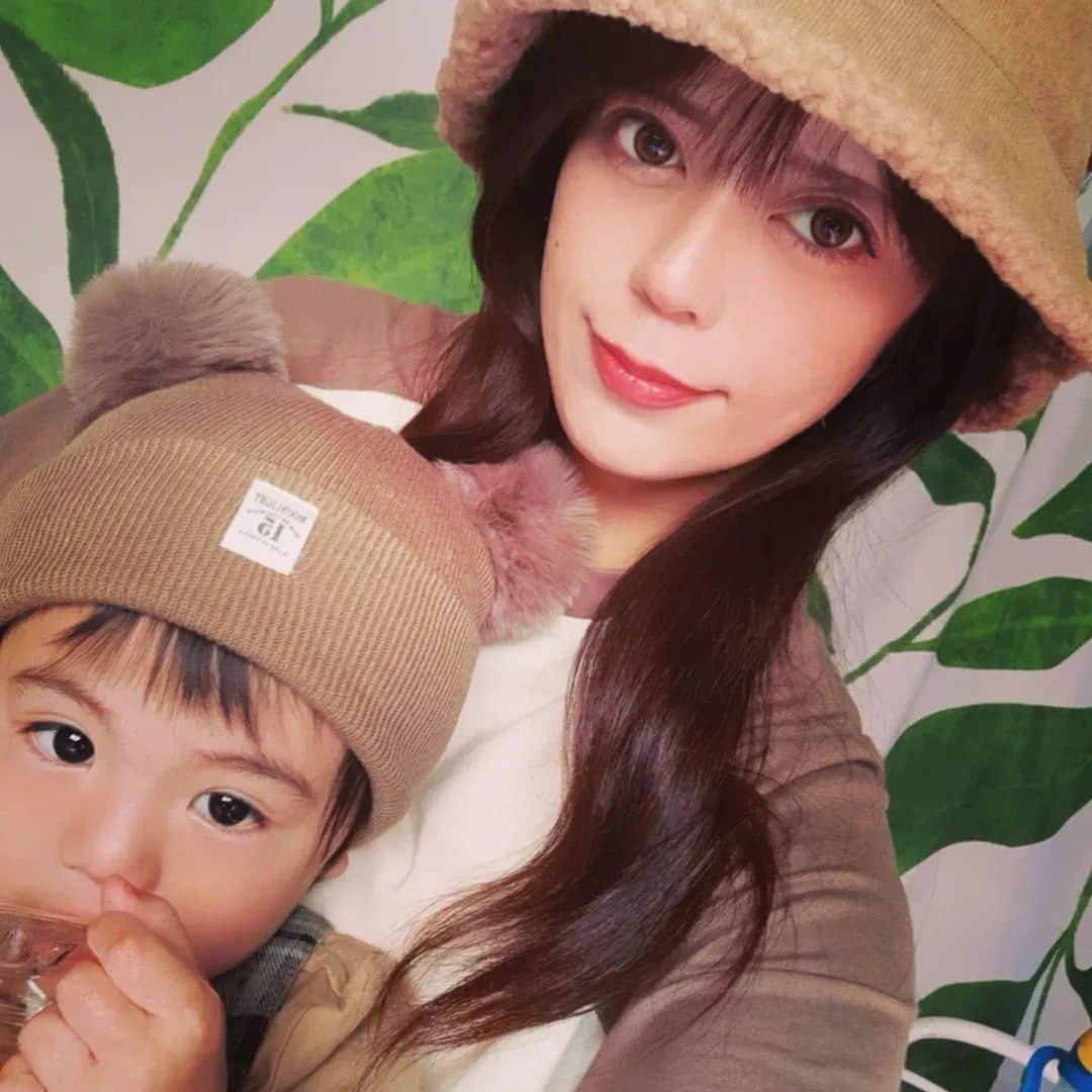 友利愛美さんのインスタグラム写真 - (友利愛美Instagram)「🍁🍂🧸🦙🍂🍁  ふたりともにっこりカメラ目線ってのは なかなかむずかしいねぇ🤣🥺💕  🍁🍂🧸🦙🍂🍁  #親子写真 #男の子ベビー #男の子ママ #1歳5ヶ月 #成長記録」10月2日 16時52分 - aimitomori