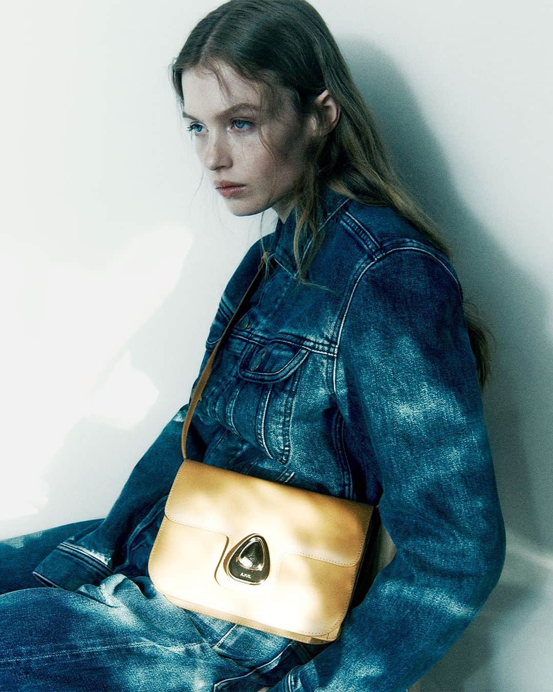 アーペーセーのインスタグラム：「The Astra: Everything you need in a bag.  Timeless allure meets meticulous attention to detail distinguished by the originality of its drop-shaped clasp and the classic elegance of its lines.  Available in four colors and two sizes. Discover more on apc.fr and in stores.  #APCParis」